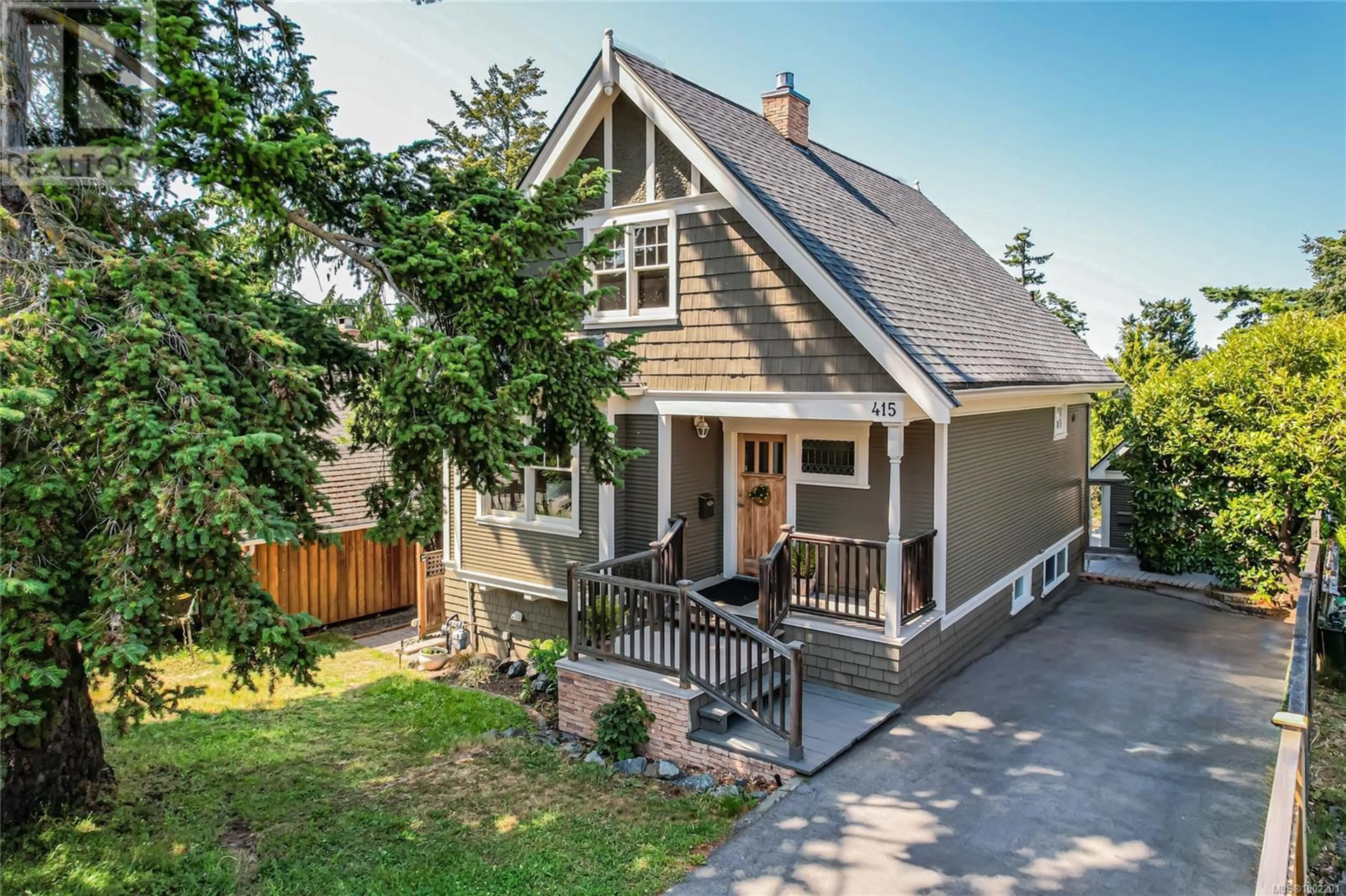Home with vinyl exterior material, street for 415 RAYNOR AVENUE, Victoria British Columbia V9A3A7