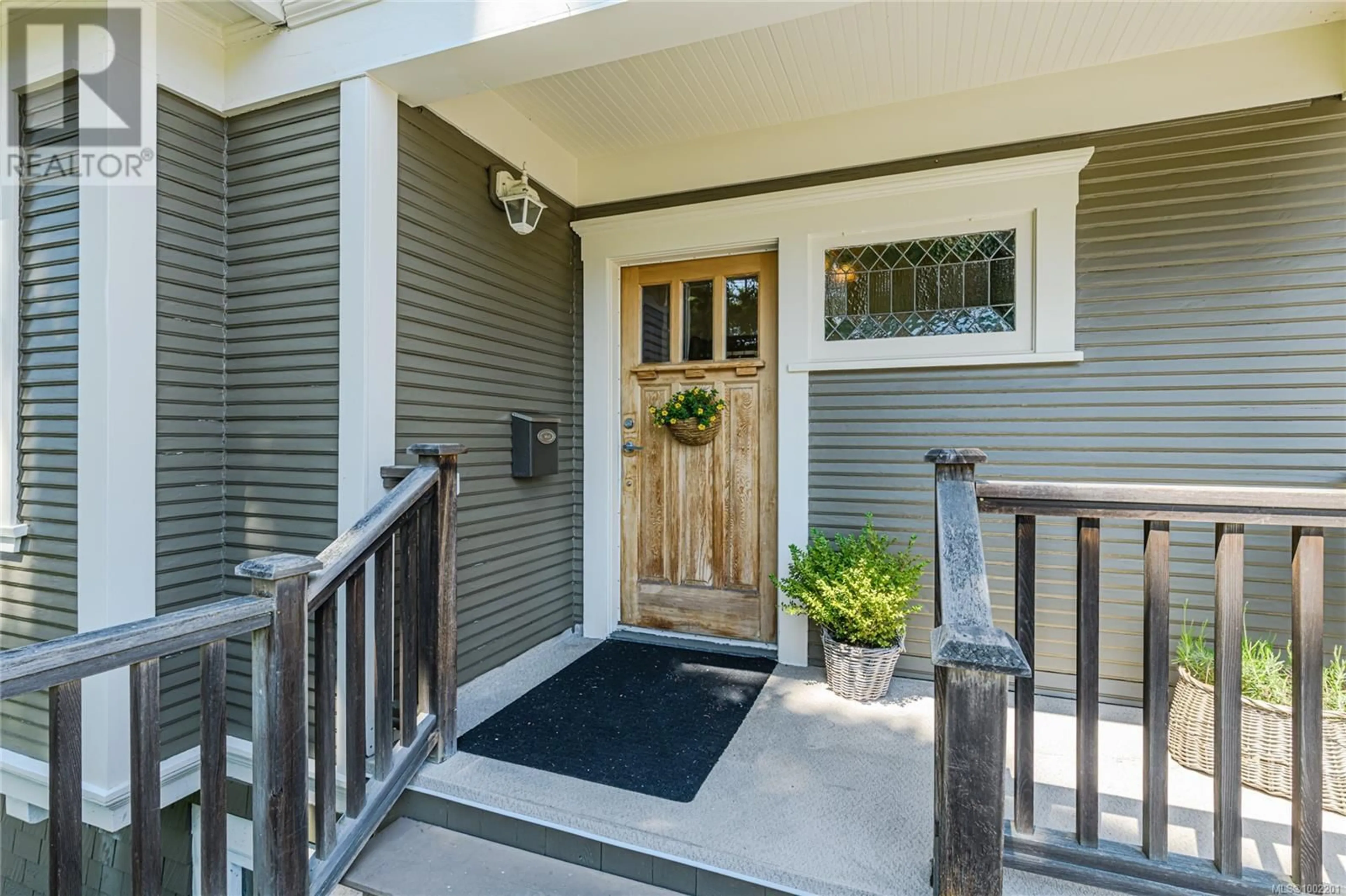 Indoor entryway for 415 RAYNOR AVENUE, Victoria British Columbia V9A3A7