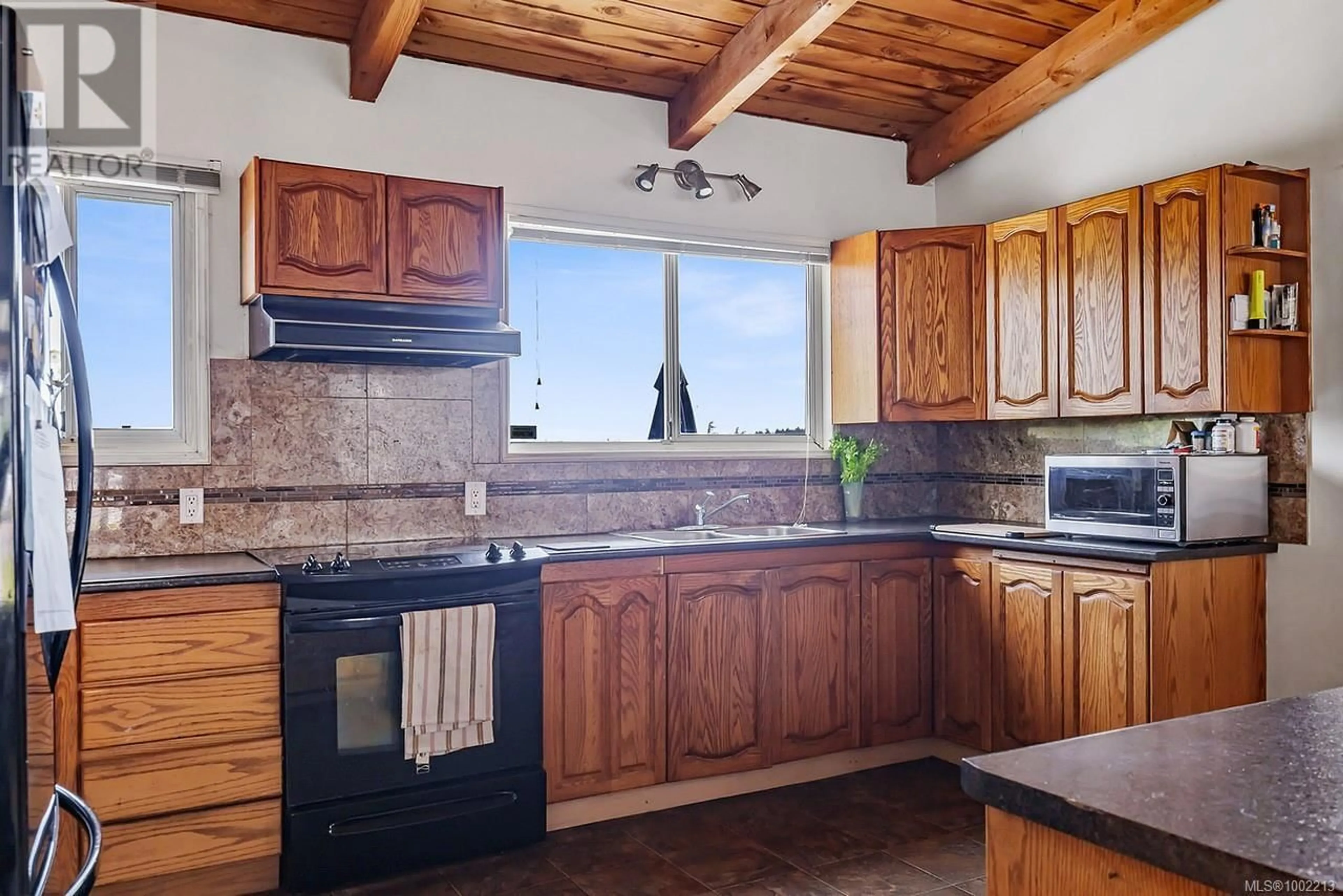 Standard kitchen, ceramic/tile floor for 1968 ESTEVAN ROAD, Nanaimo British Columbia V9S3Z2