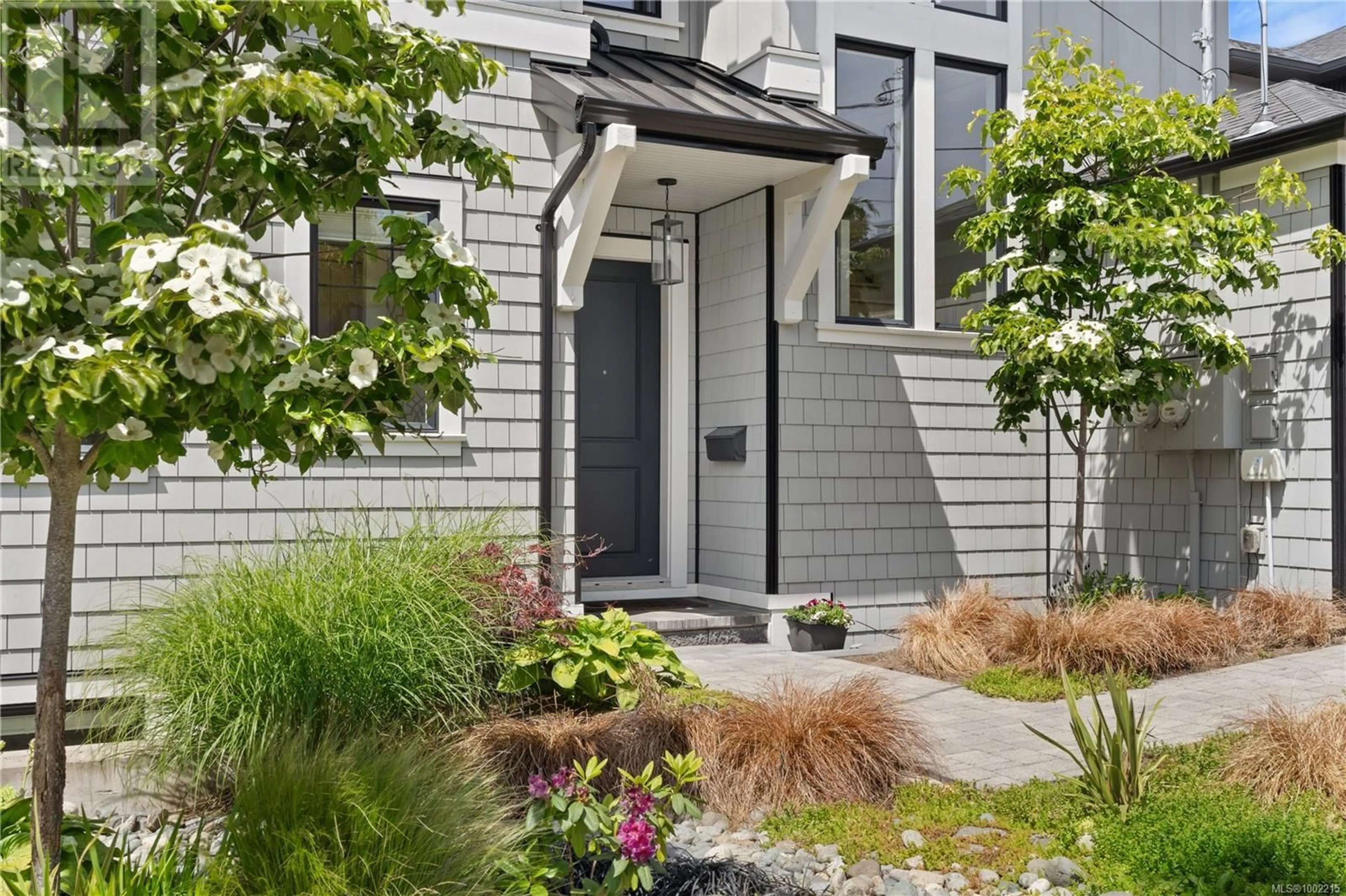 Indoor entryway for 196 OLIVE STREET, Victoria British Columbia V8S3H3