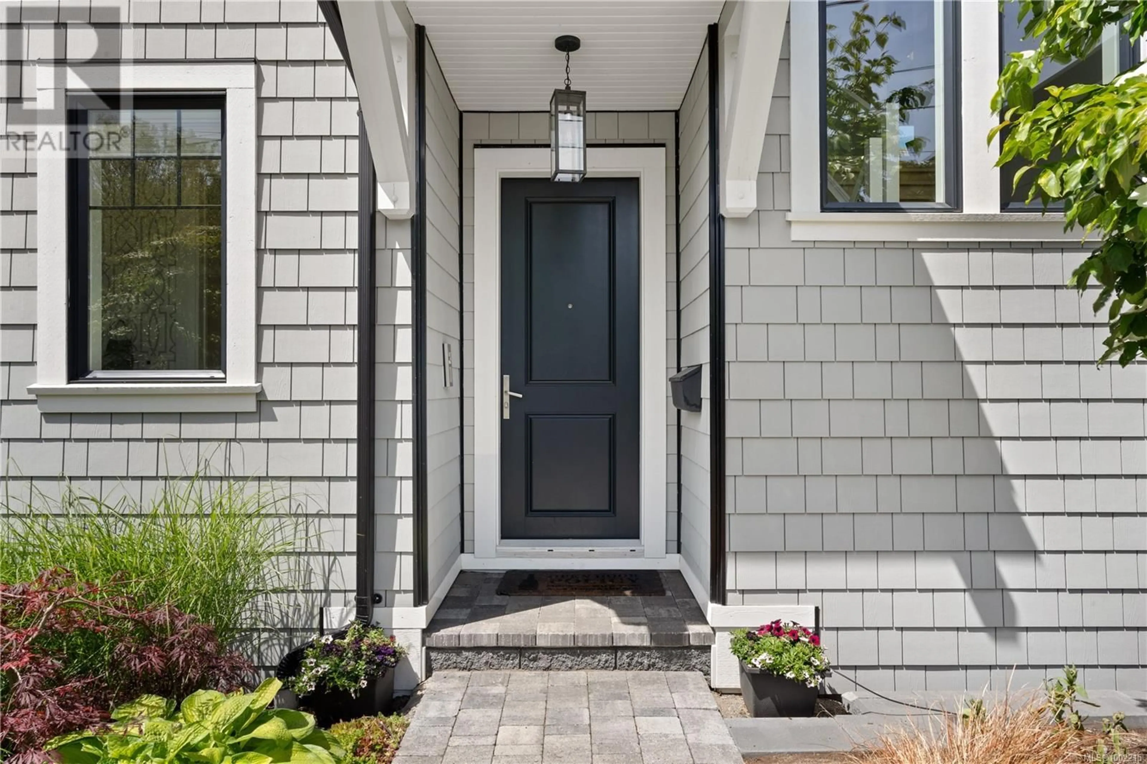 Indoor entryway for 196 OLIVE STREET, Victoria British Columbia V8S3H3