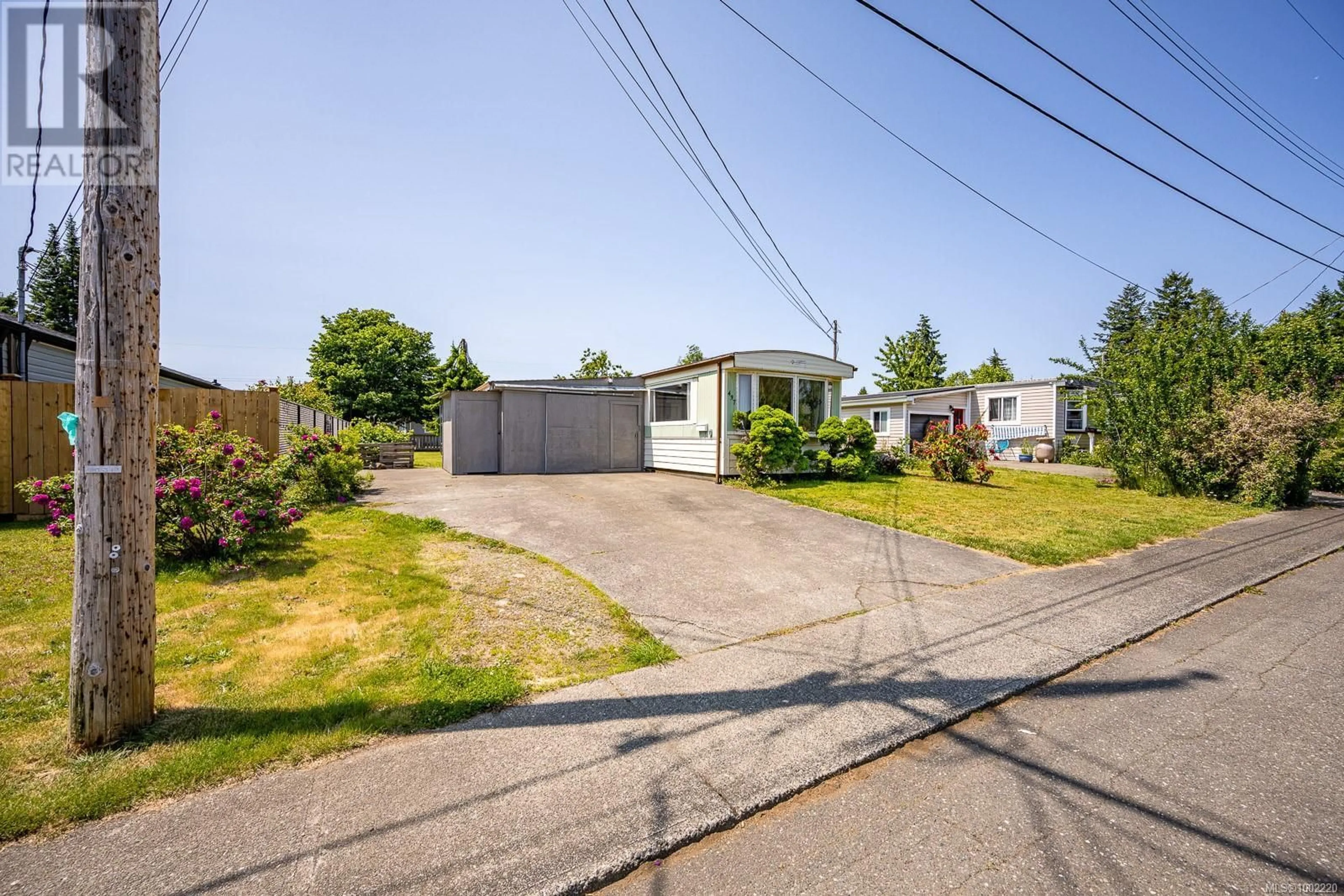A pic from outside/outdoor area/front of a property/back of a property/a pic from drone, street for 437 QUALICUM AVENUE, Courtenay British Columbia V9N6Y4