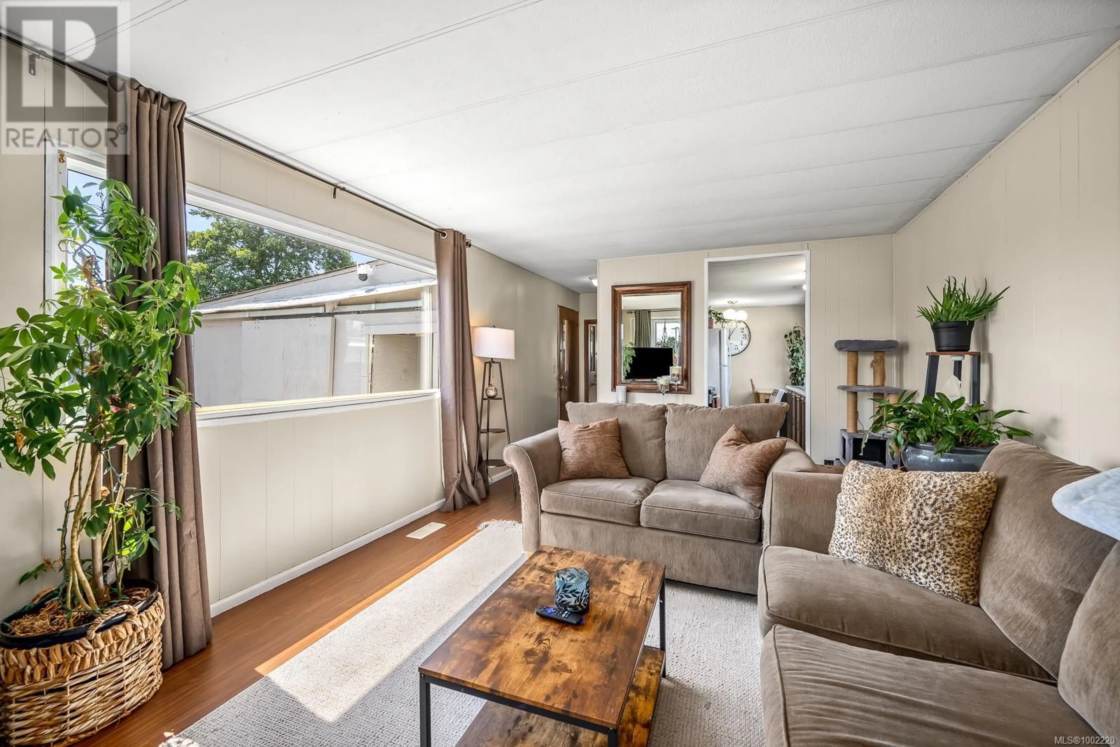 Living room with furniture, wood/laminate floor for 437 QUALICUM AVENUE, Courtenay British Columbia V9N6Y4