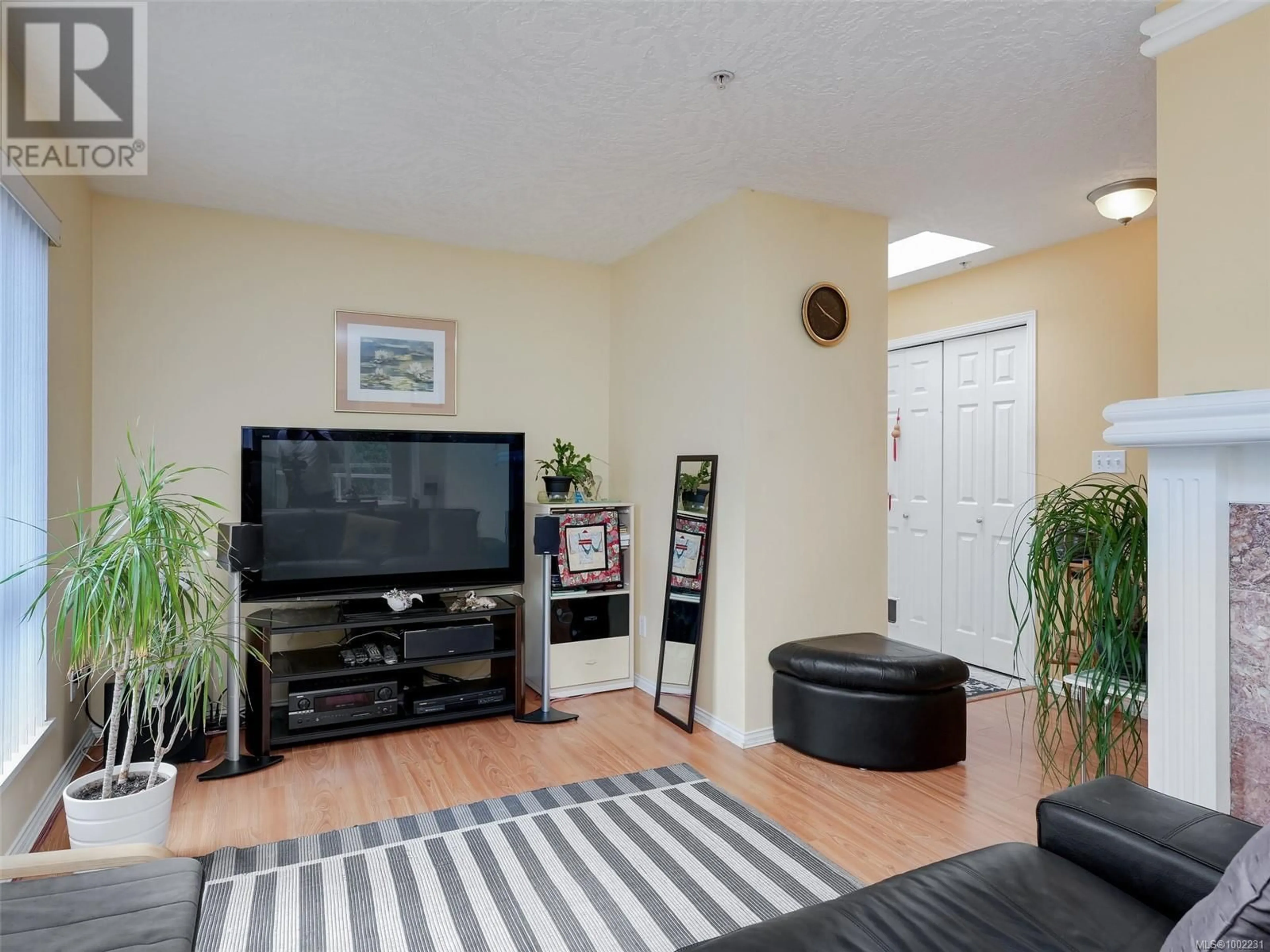Living room with furniture, unknown for 402 - 649 BAY STREET, Victoria British Columbia V8T5H8