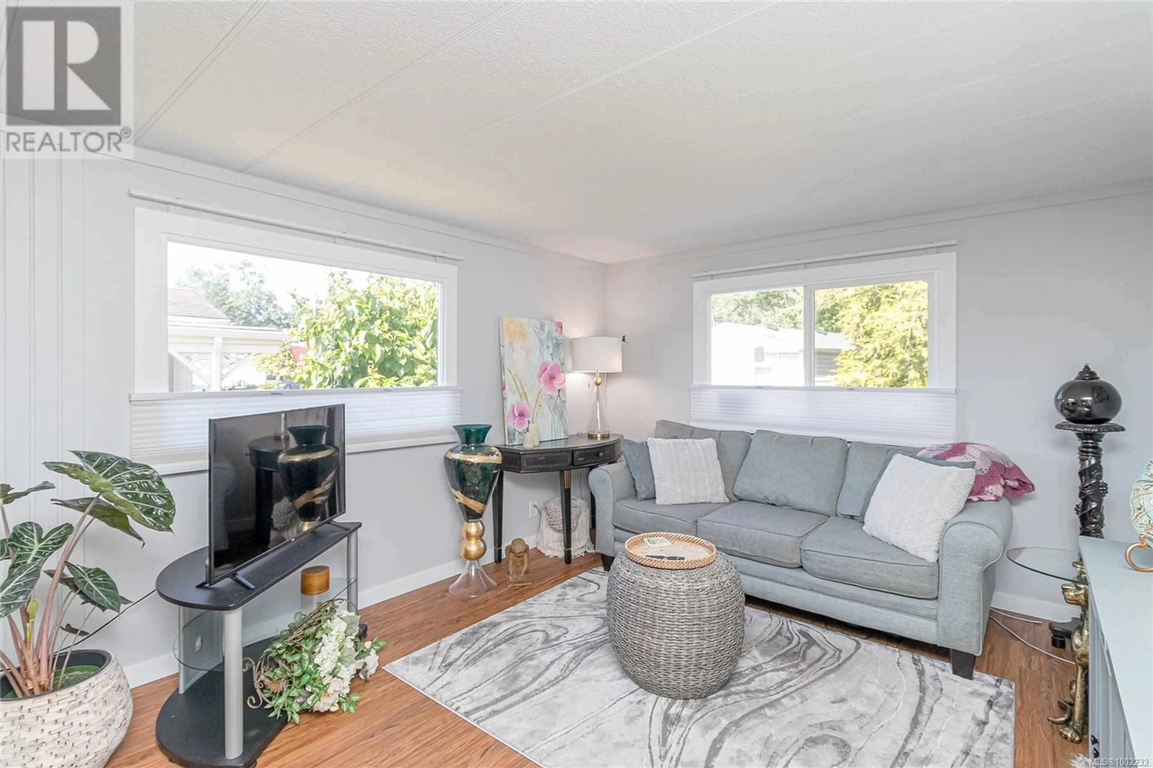 Living room with furniture, wood/laminate floor for 319 - 2885 BOYS ROAD, Duncan British Columbia V9L4Y9