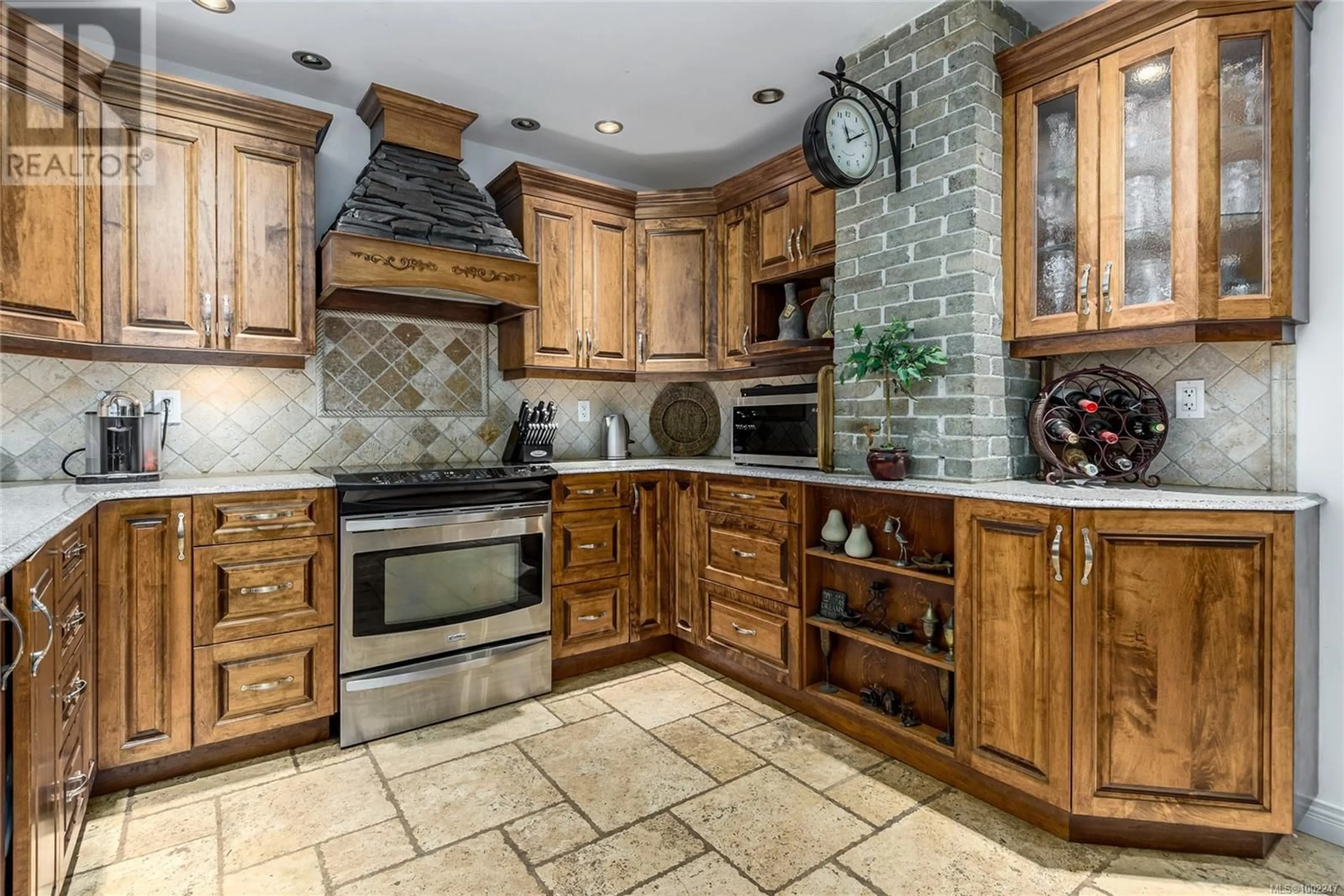 Rustic kitchen, ceramic/tile floor for 2840 BACK ROAD, Courtenay British Columbia V9N9G9