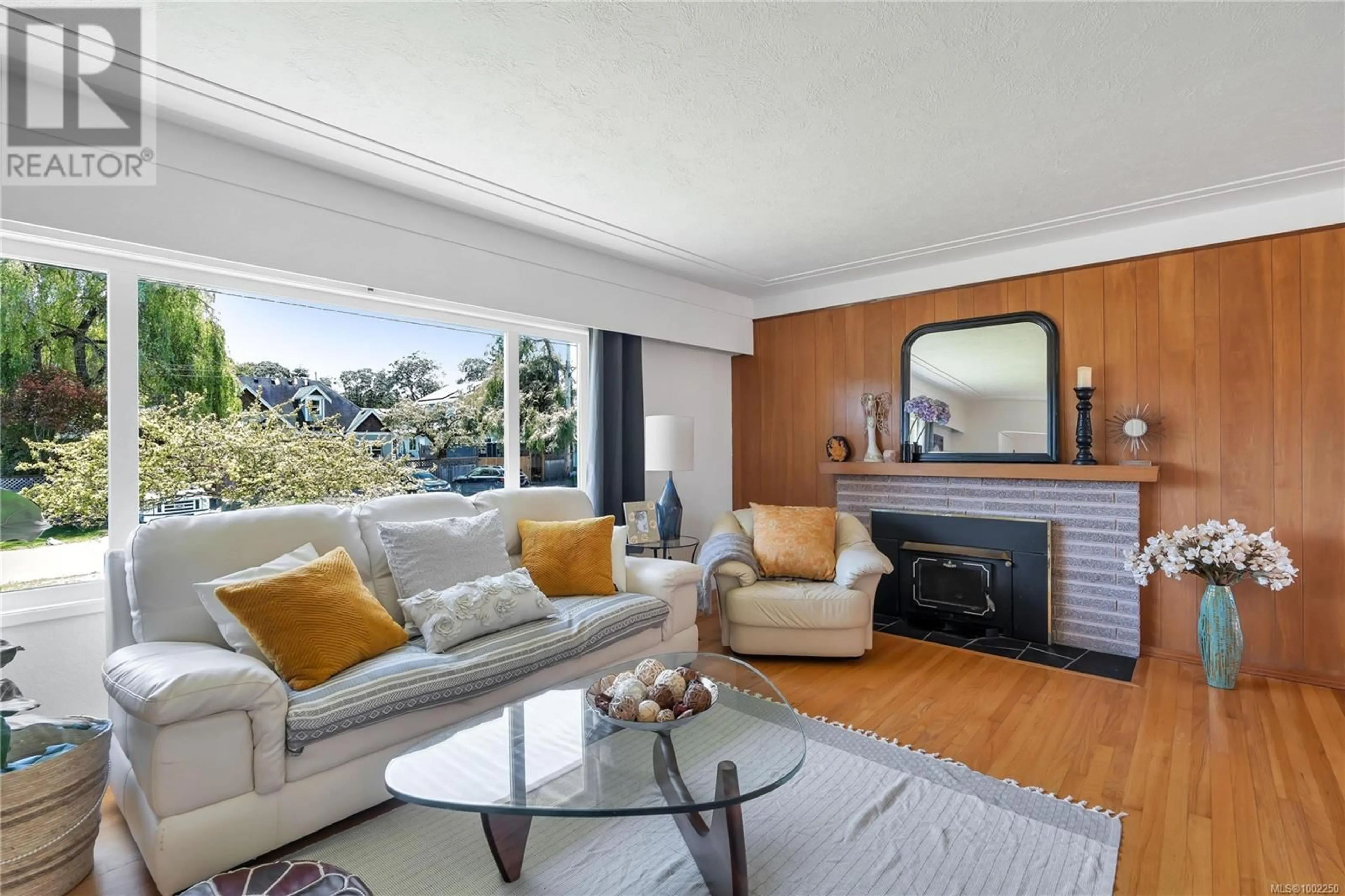 Living room with furniture, unknown for 1720 EARLSTON AVENUE, Saanich British Columbia V8P2Z9