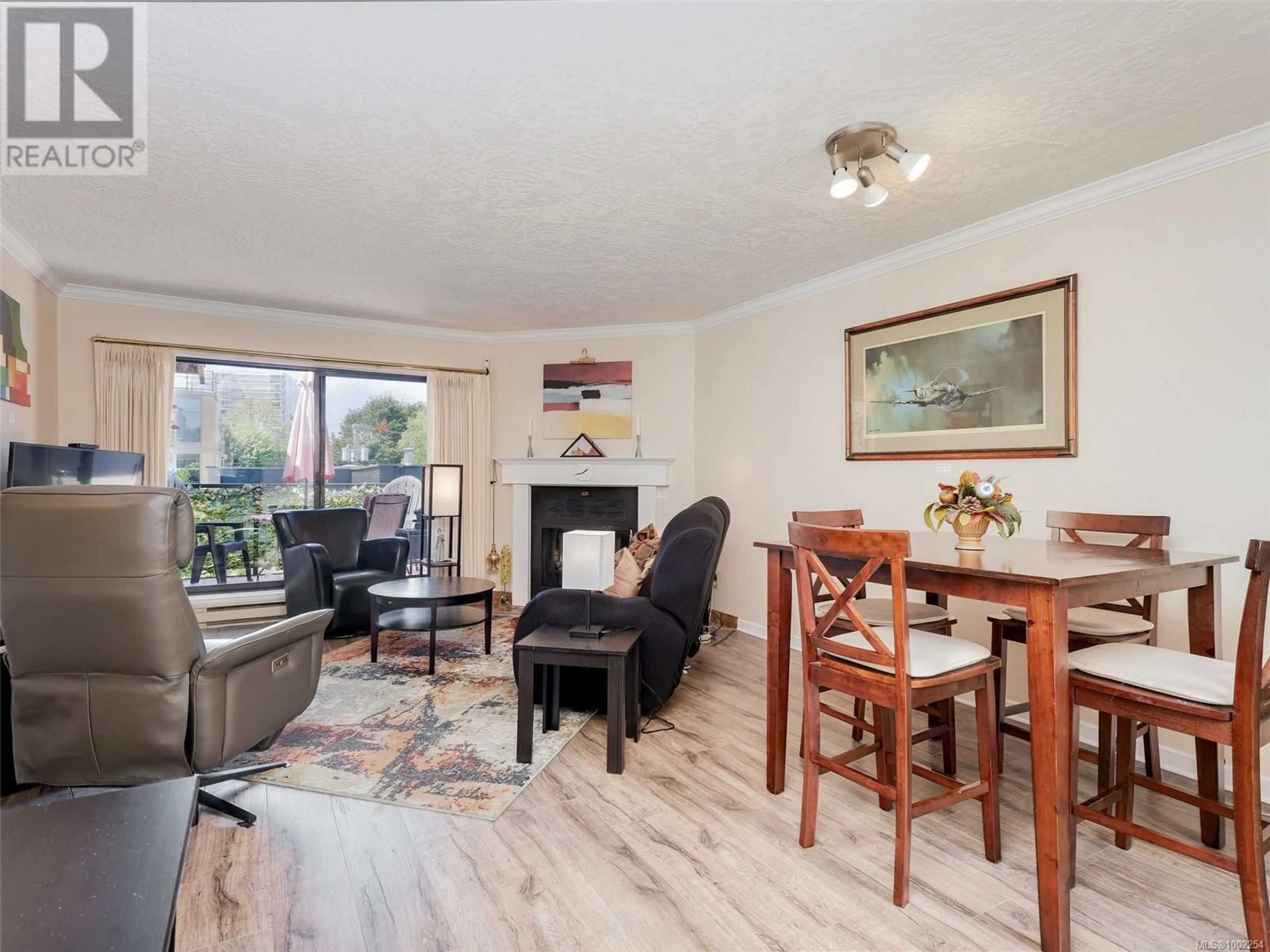 Living room with furniture, wood/laminate floor for 403 - 420 PARRY STREET, Victoria British Columbia V8V2H7