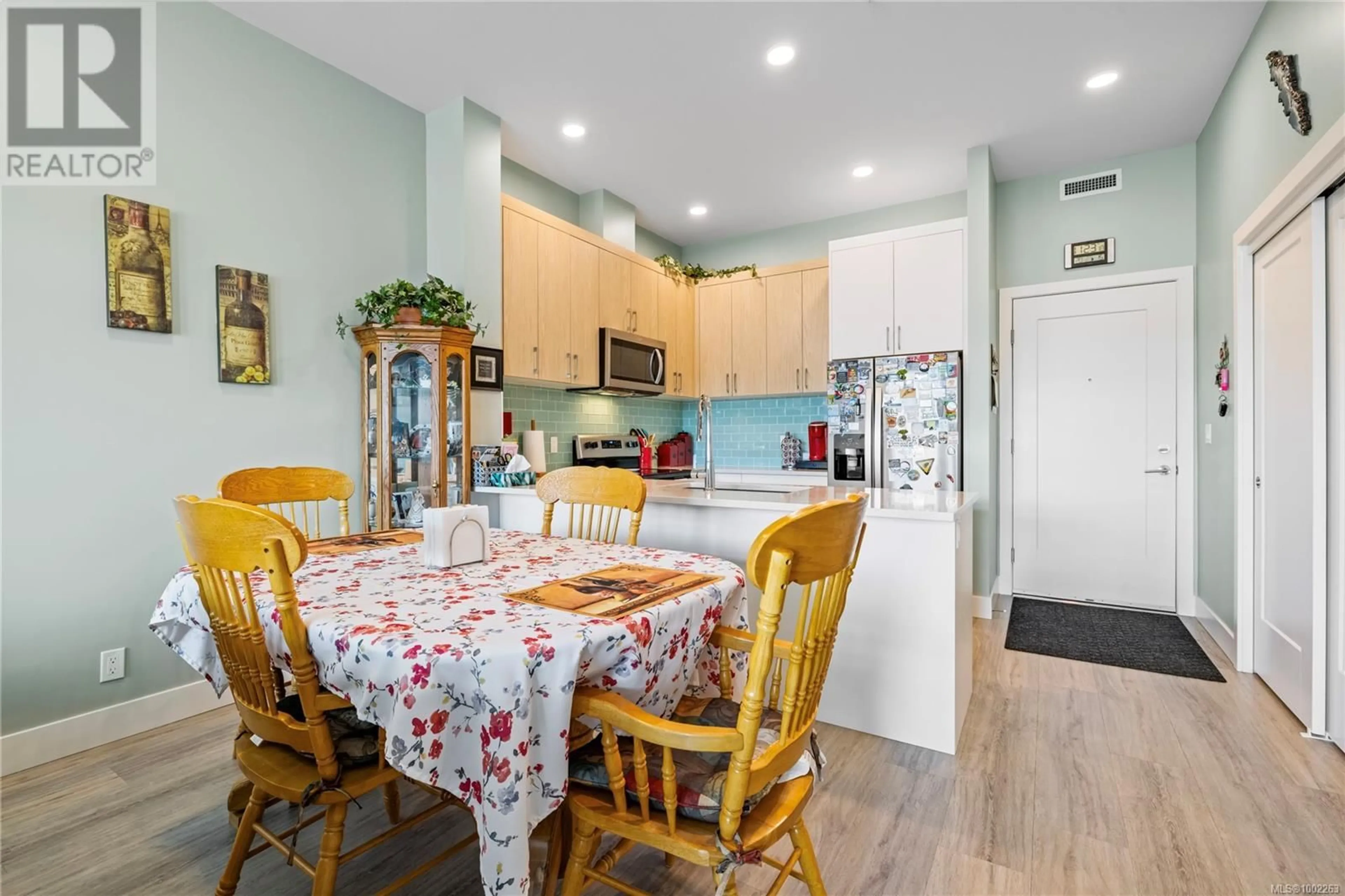 Open concept kitchen, ceramic/tile floor for 501 - 6540 METRAL DRIVE, Nanaimo British Columbia V9L0L8