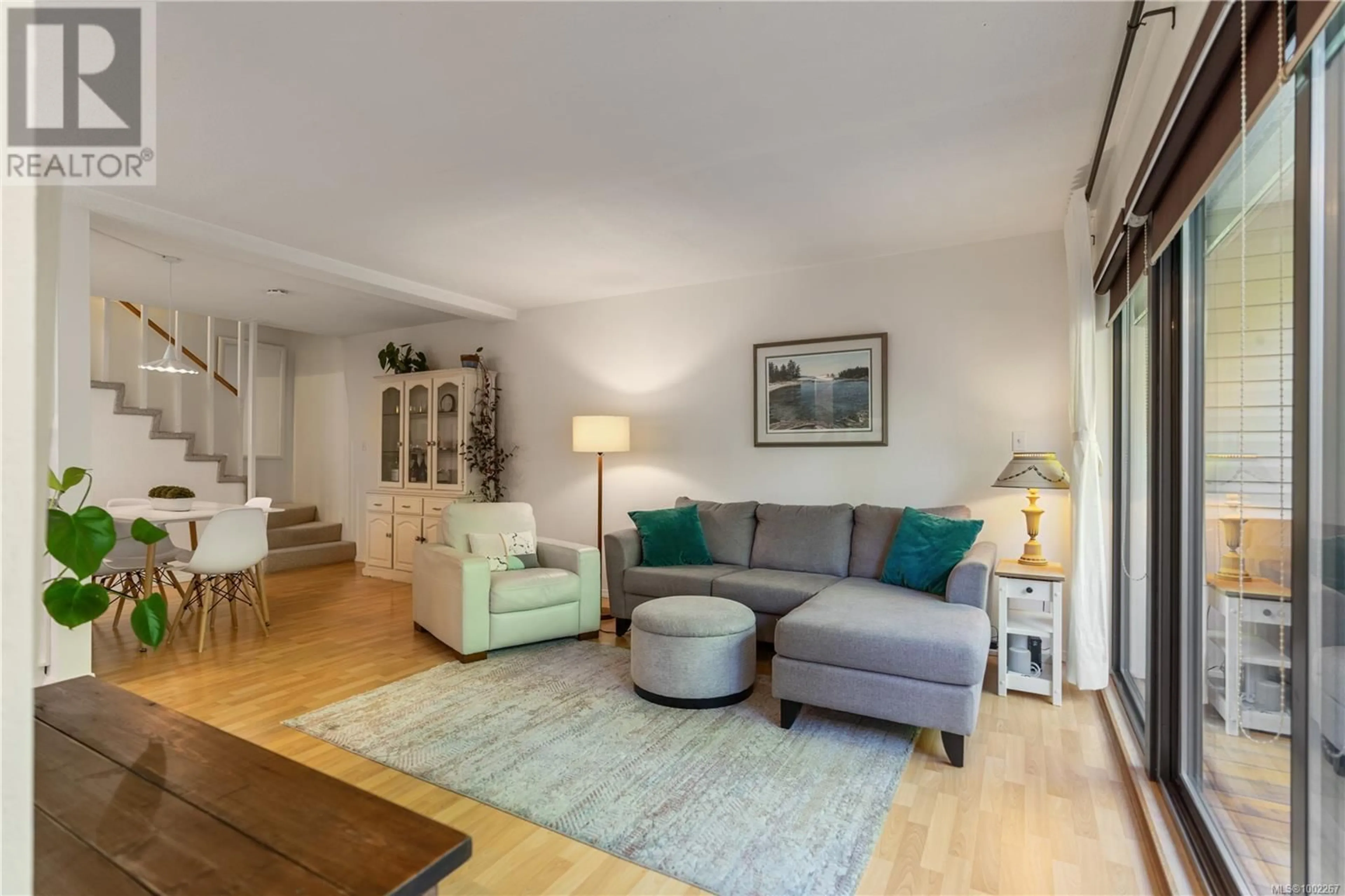 Living room with furniture, wood/laminate floor for 106 - 156 ST. LAWRENCE STREET, Victoria British Columbia V8V1X8