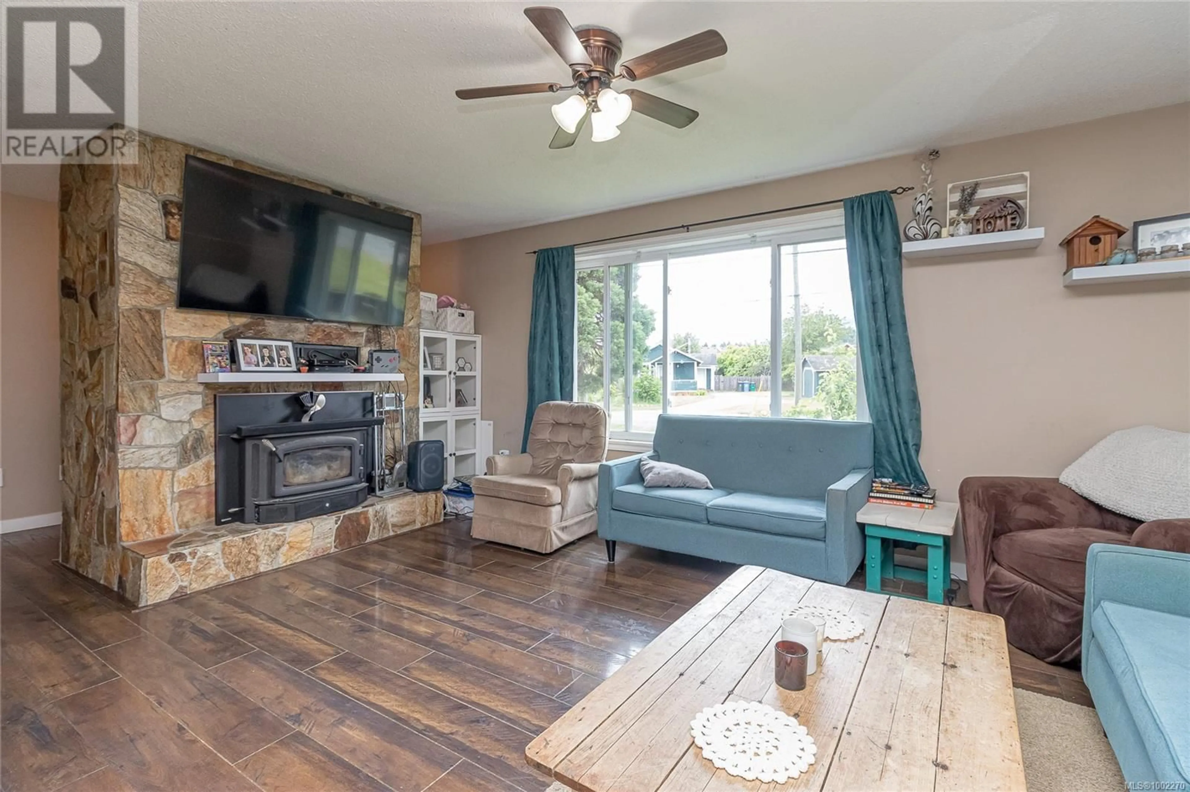 Living room with furniture, wood/laminate floor for 5285 MILLER ROAD, Duncan British Columbia V9L6R6