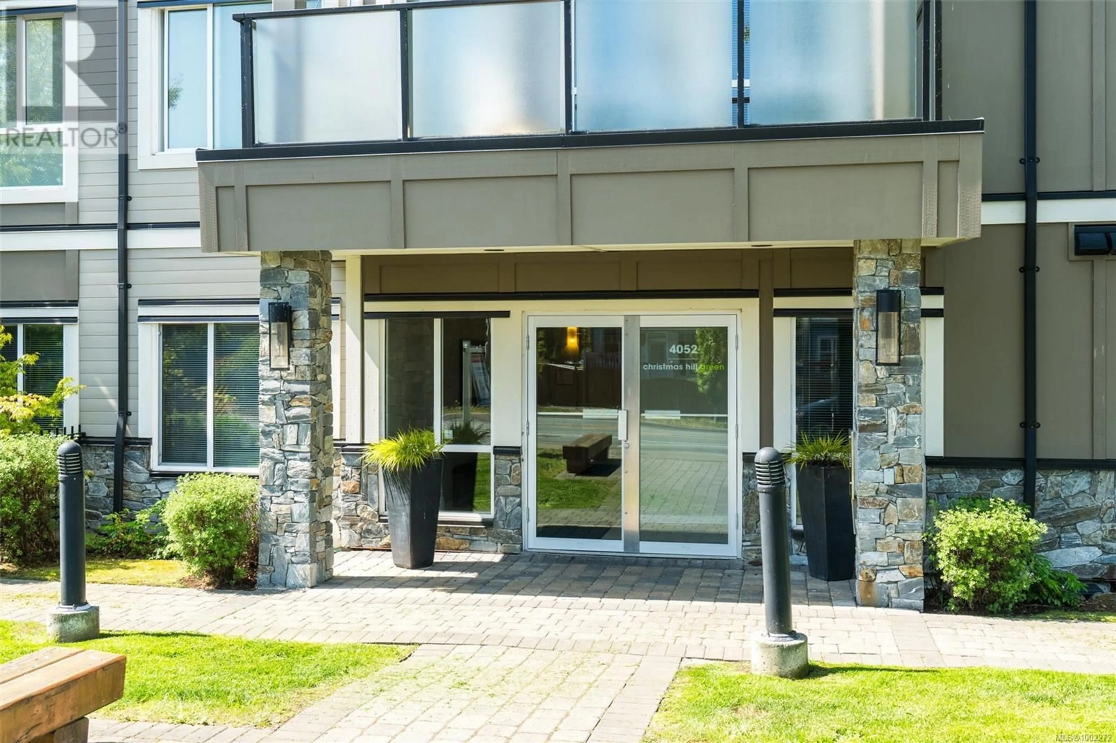 Indoor foyer for 205 - 4052 DOUGLAS STREET, Saanich British Columbia V8X0A5