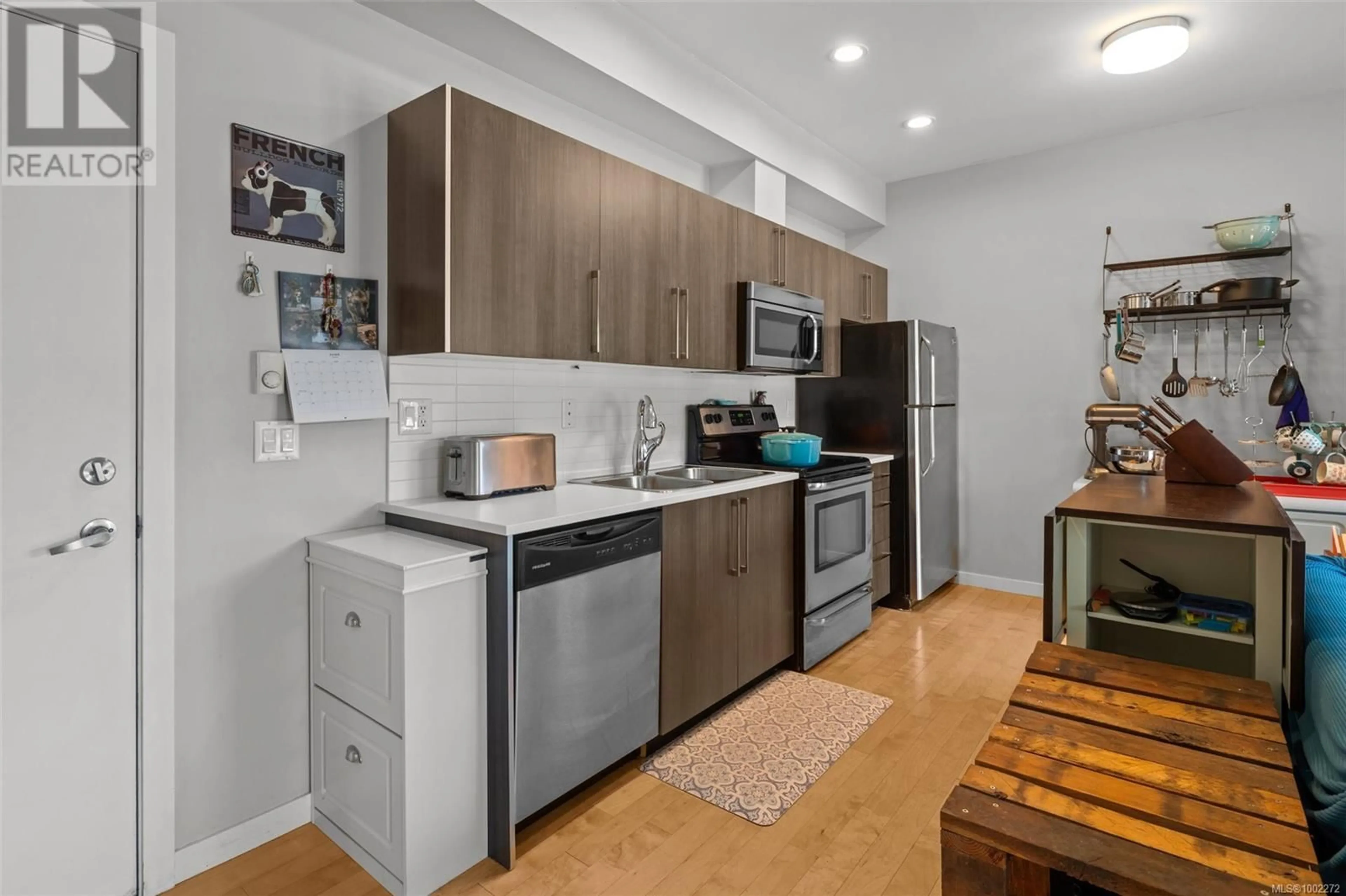 Standard kitchen, unknown for 205 - 4052 DOUGLAS STREET, Saanich British Columbia V8X0A5