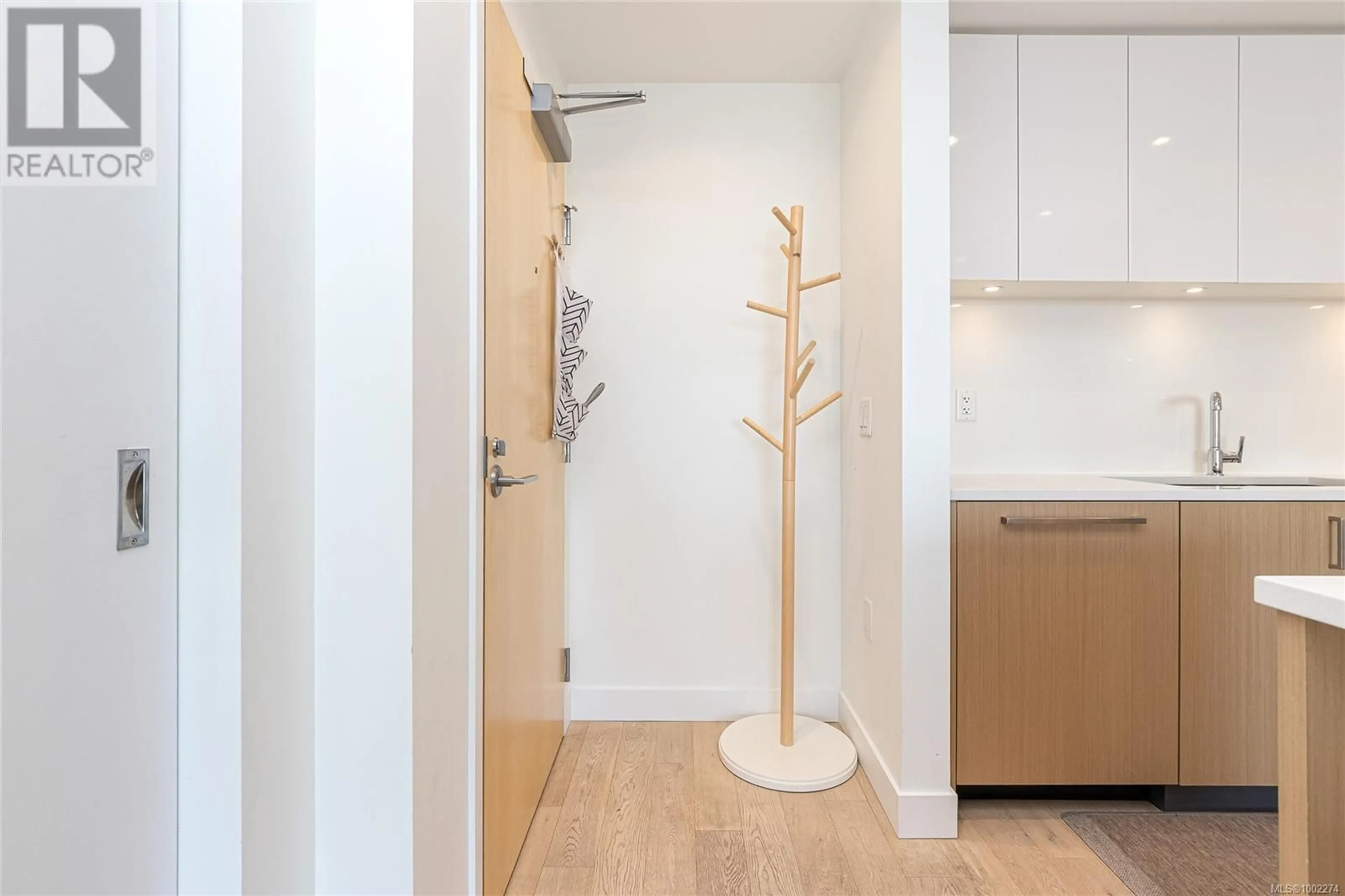 Indoor entryway for 601 - 838 BROUGHTON STREET, Victoria British Columbia V8W1E4