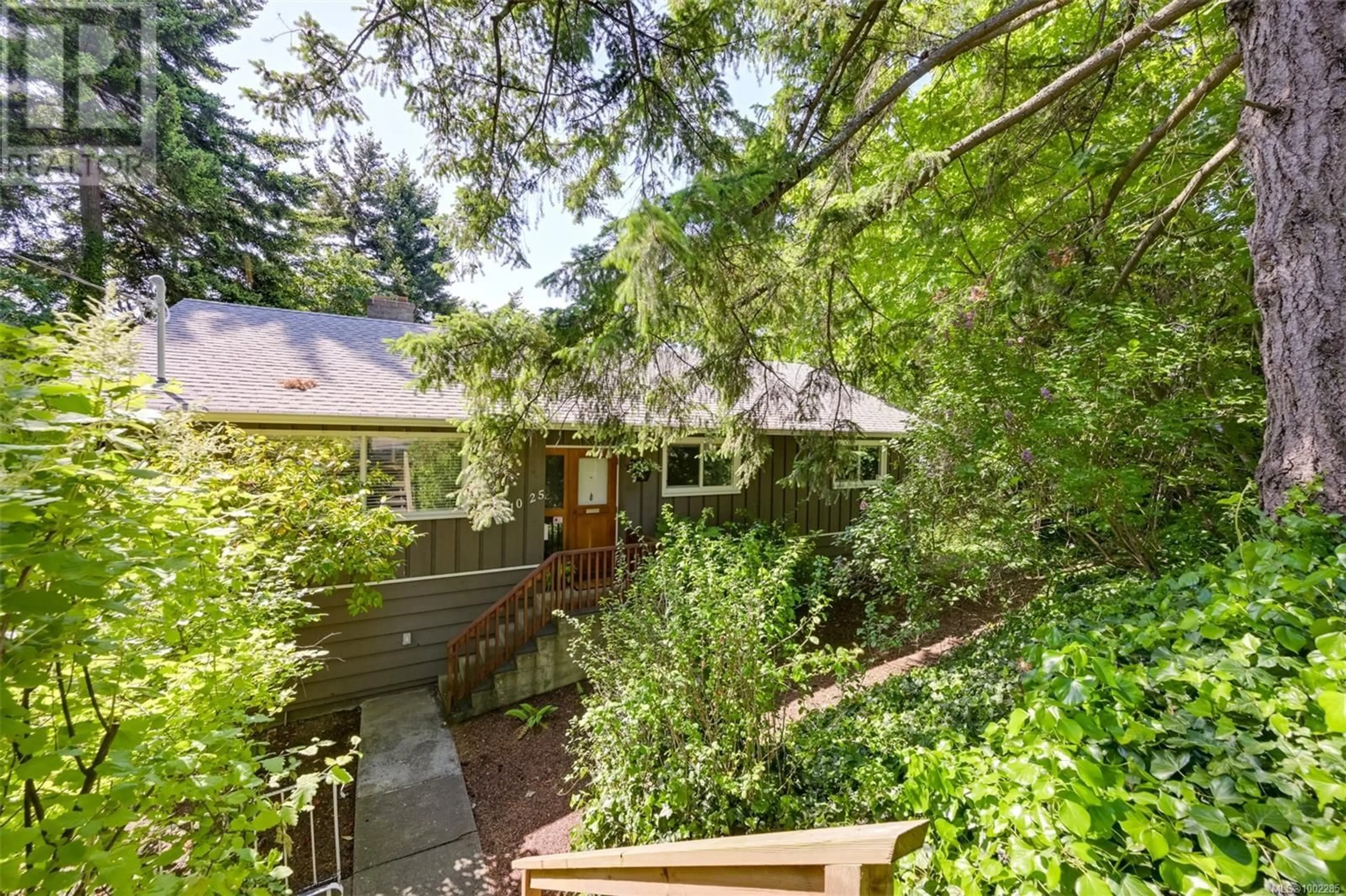 A pic from outside/outdoor area/front of a property/back of a property/a pic from drone, street for 1025 GREENRIDGE CRESCENT, Saanich British Columbia V8X3B8