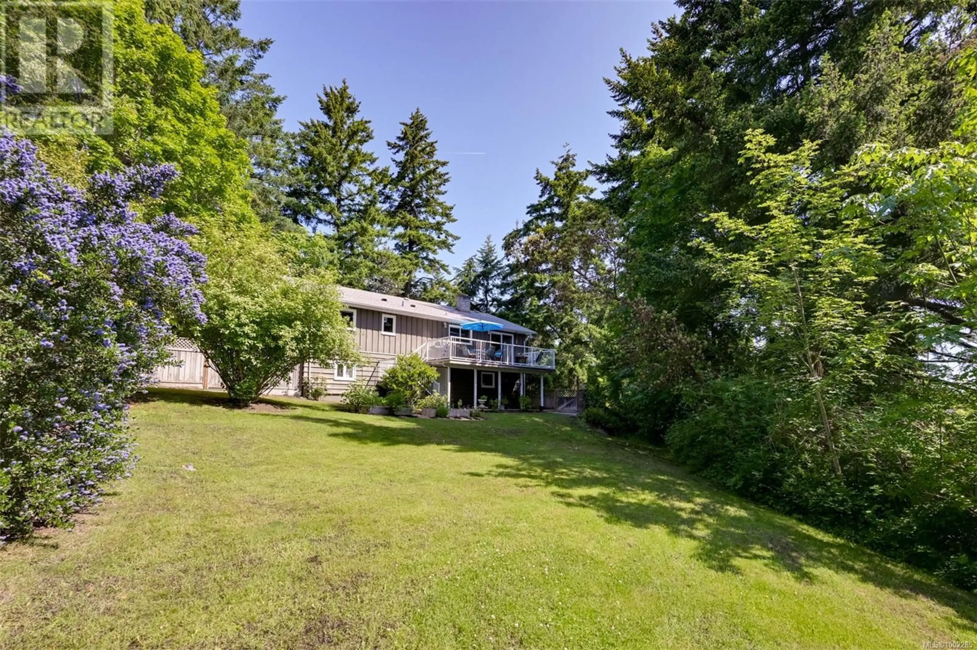A pic from outside/outdoor area/front of a property/back of a property/a pic from drone, unknown for 1025 GREENRIDGE CRESCENT, Saanich British Columbia V8X3B8