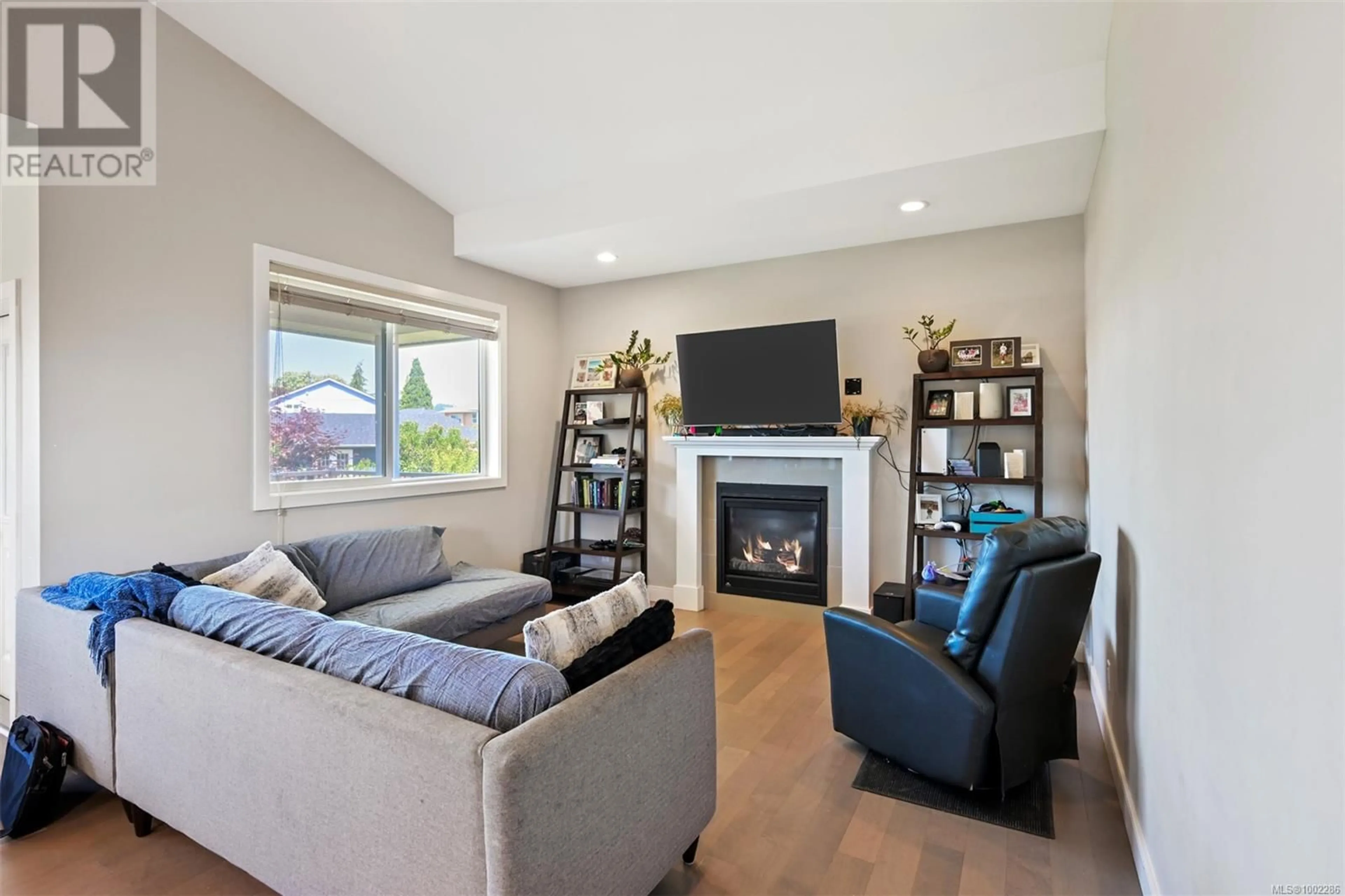Living room with furniture, unknown for 4290 GLANFORD AVENUE, Saanich British Columbia V8Z4B8