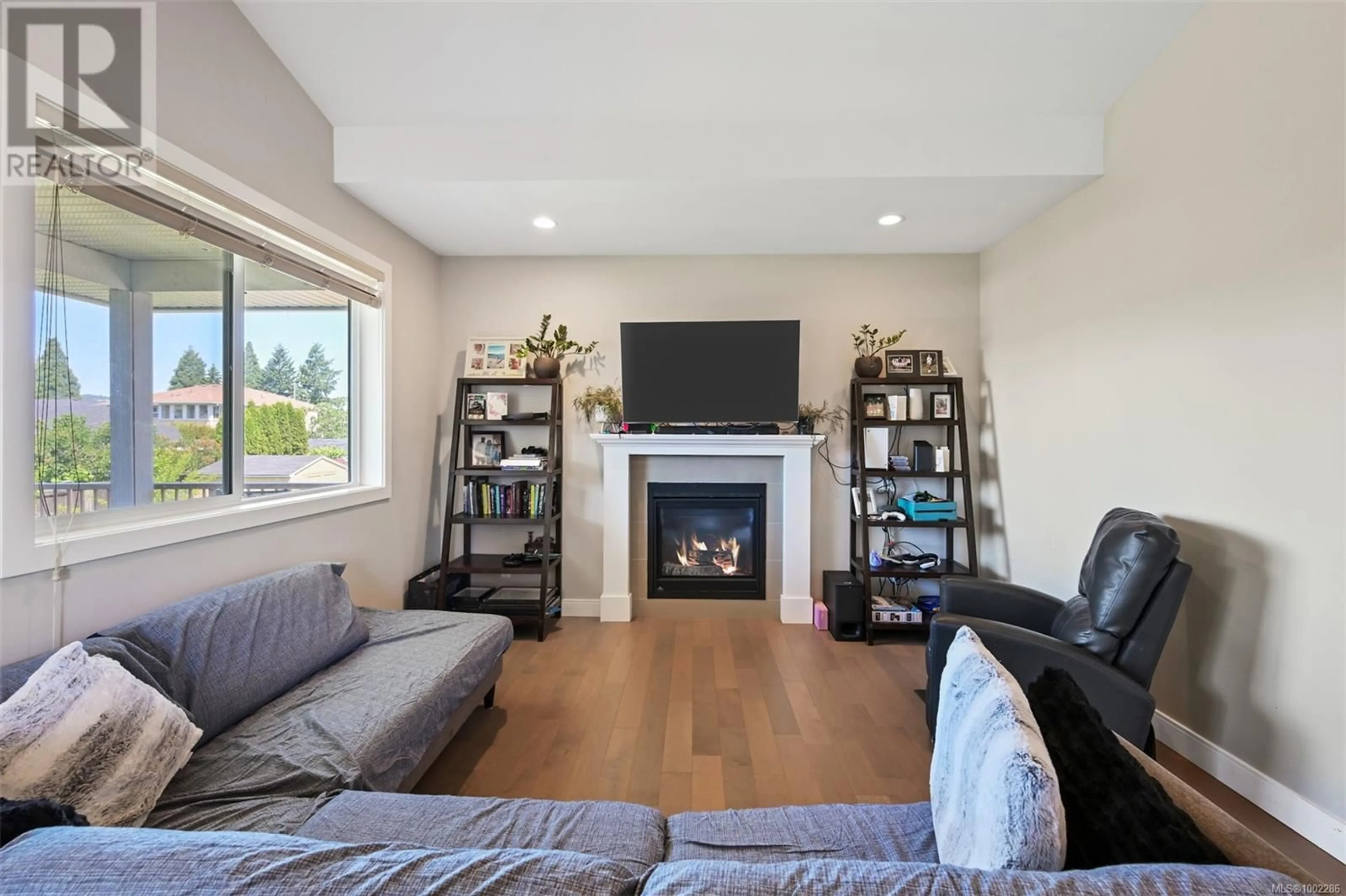 Living room with furniture, wood/laminate floor for 4290 GLANFORD AVENUE, Saanich British Columbia V8Z4B8