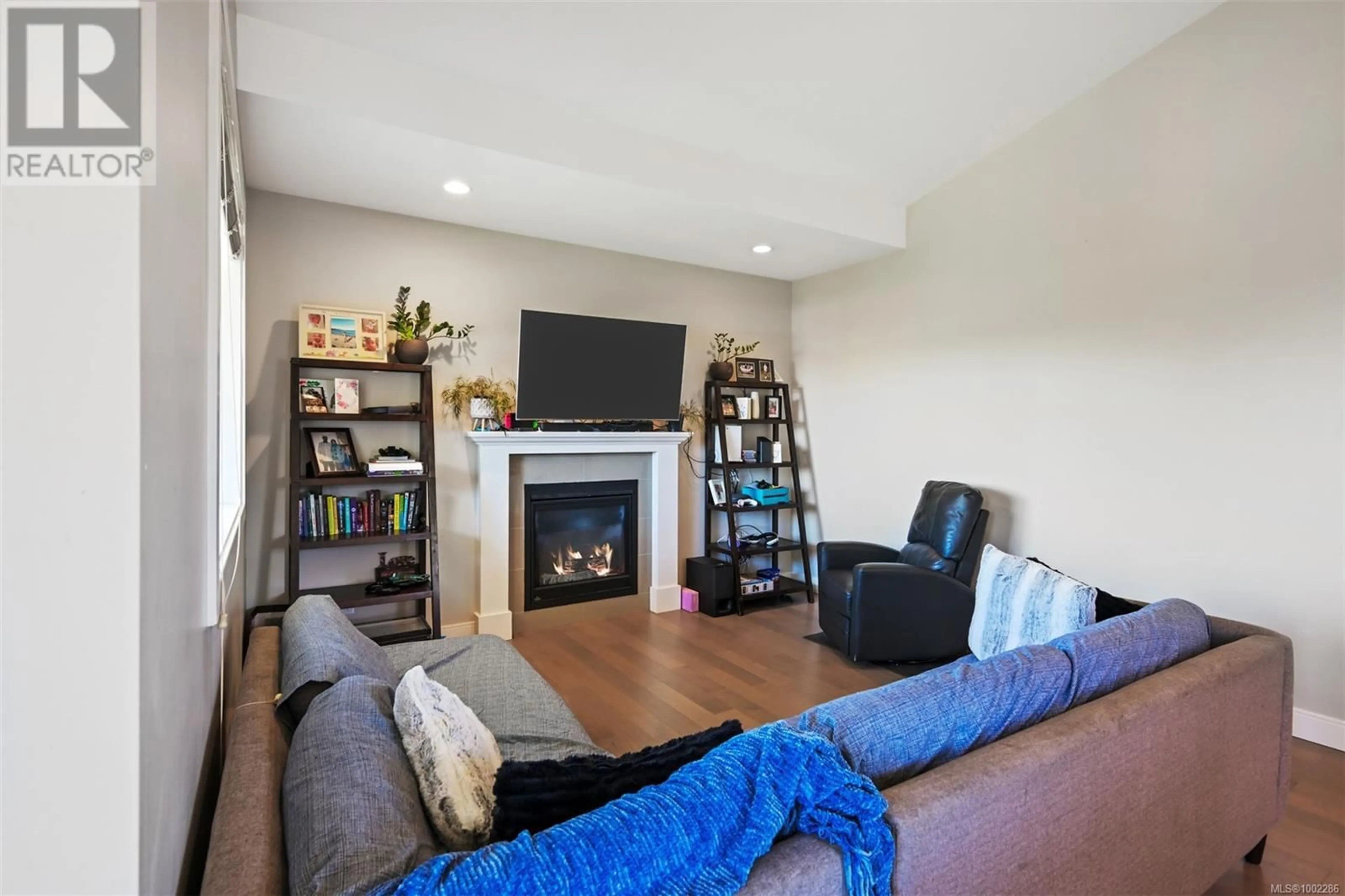 Living room with furniture, unknown for 4290 GLANFORD AVENUE, Saanich British Columbia V8Z4B8
