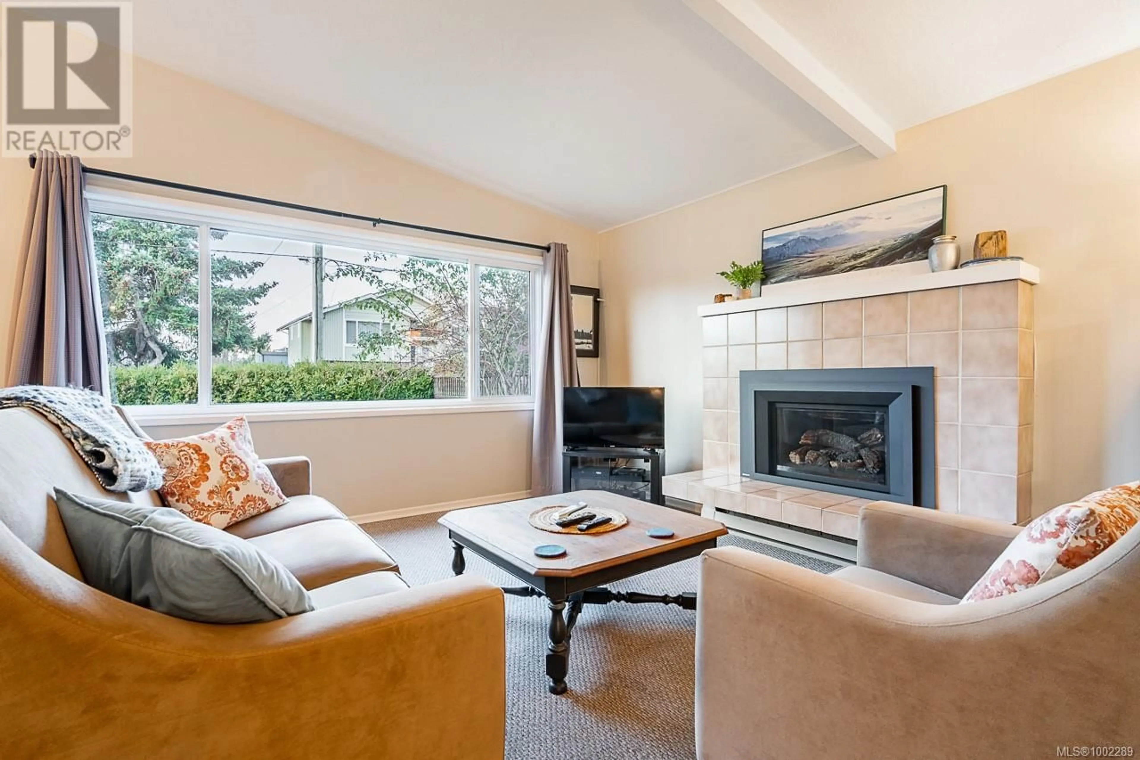 Living room with furniture, unknown for 2411 AMELIA AVENUE, Sidney British Columbia V8L2J4