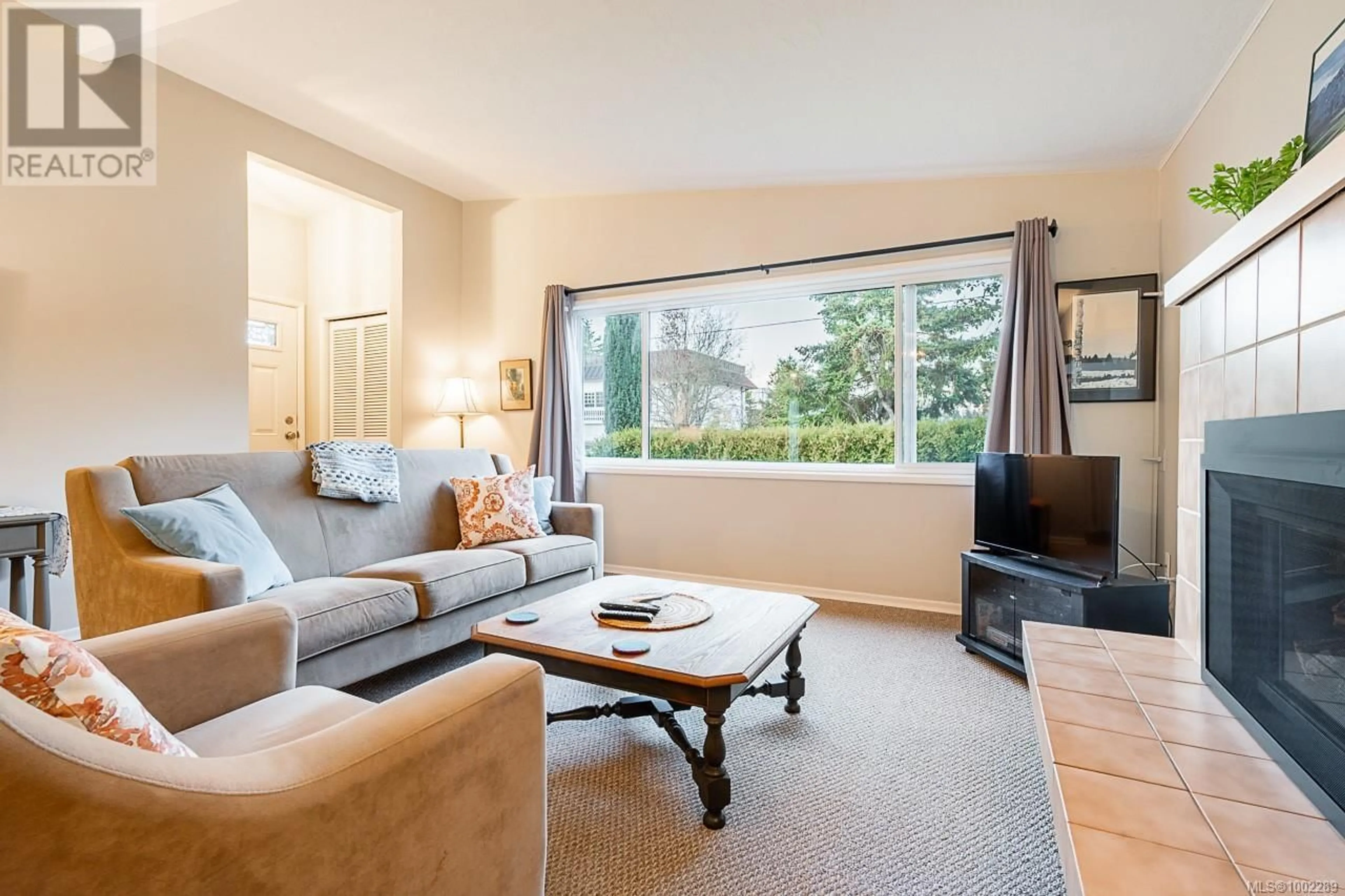 Living room with furniture, unknown for 2411 AMELIA AVENUE, Sidney British Columbia V8L2J4