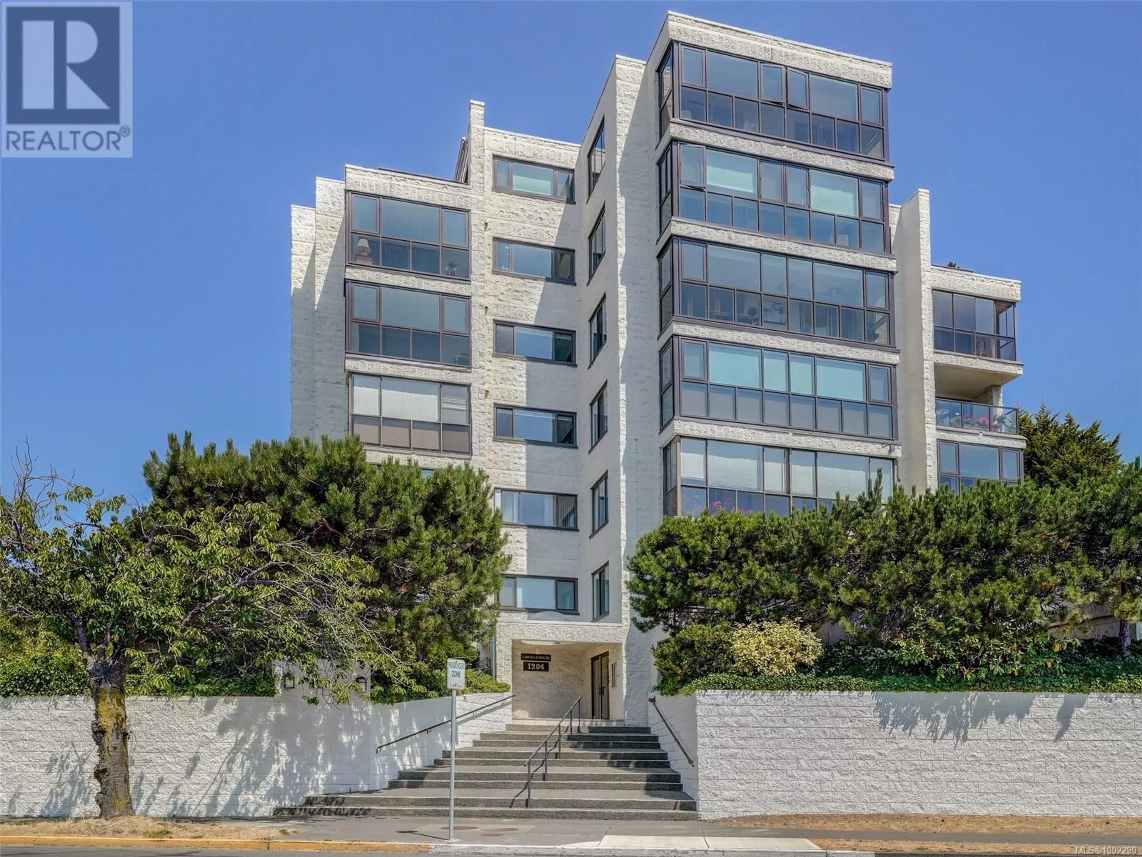 Indoor foyer for 202 - 1204 FAIRFIELD ROAD, Victoria British Columbia V8V4B2