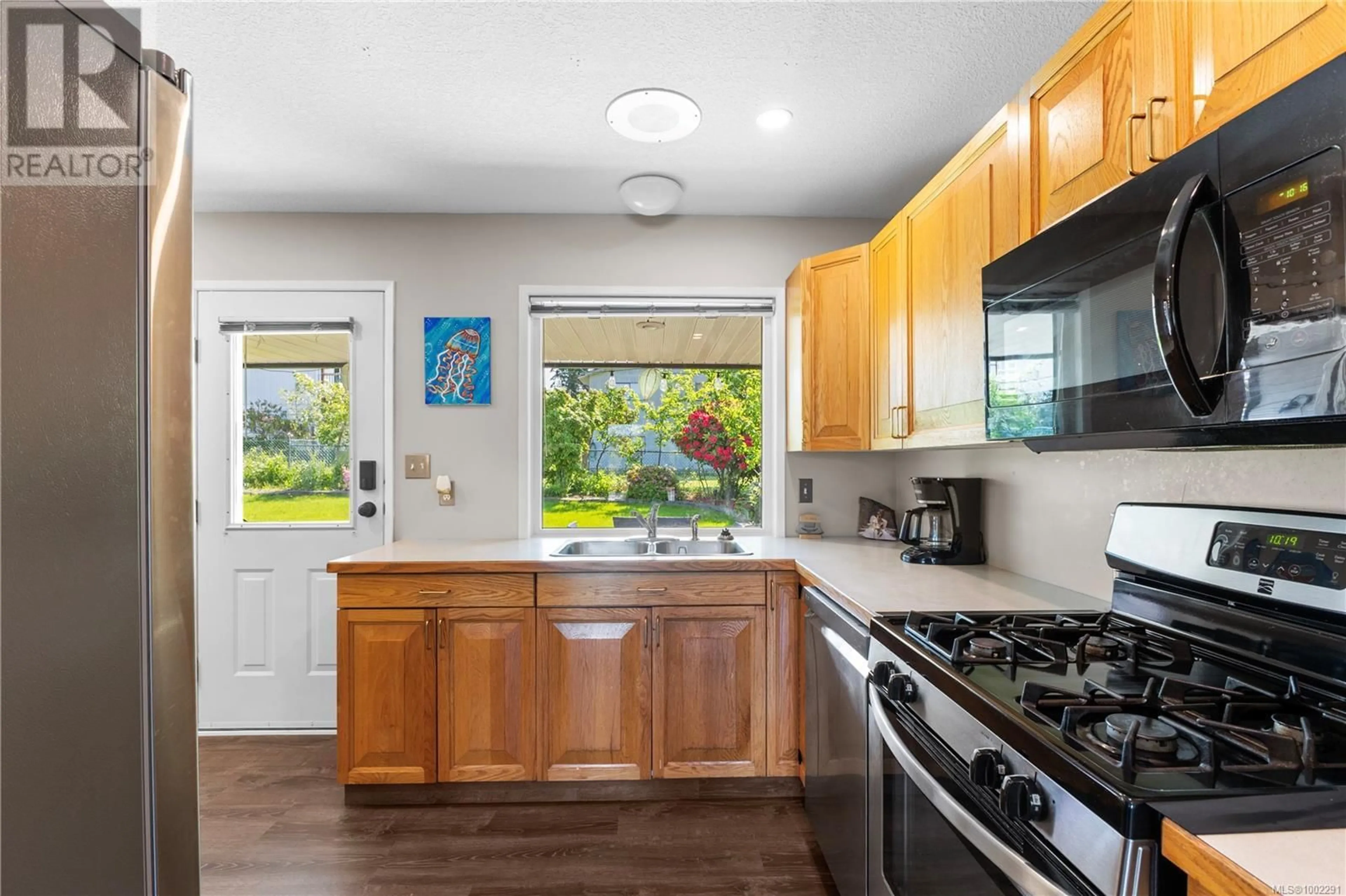 Standard kitchen, ceramic/tile floor for 1265 MOUNTAIN VIEW PLACE, Campbell River British Columbia V9W7Z4