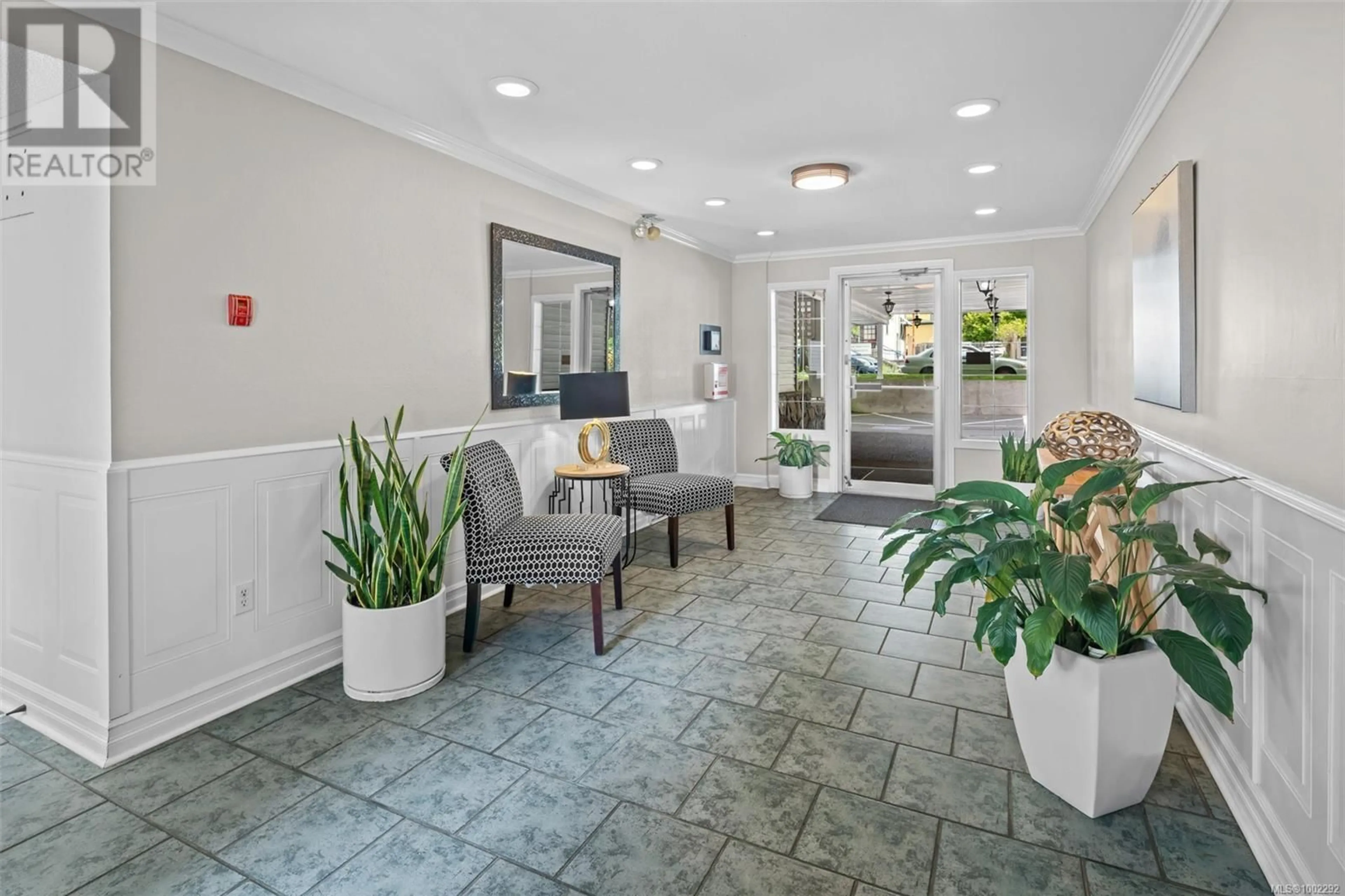 Indoor foyer for 407 - 1060 LINDEN AVENUE, Victoria British Columbia V8V4H2