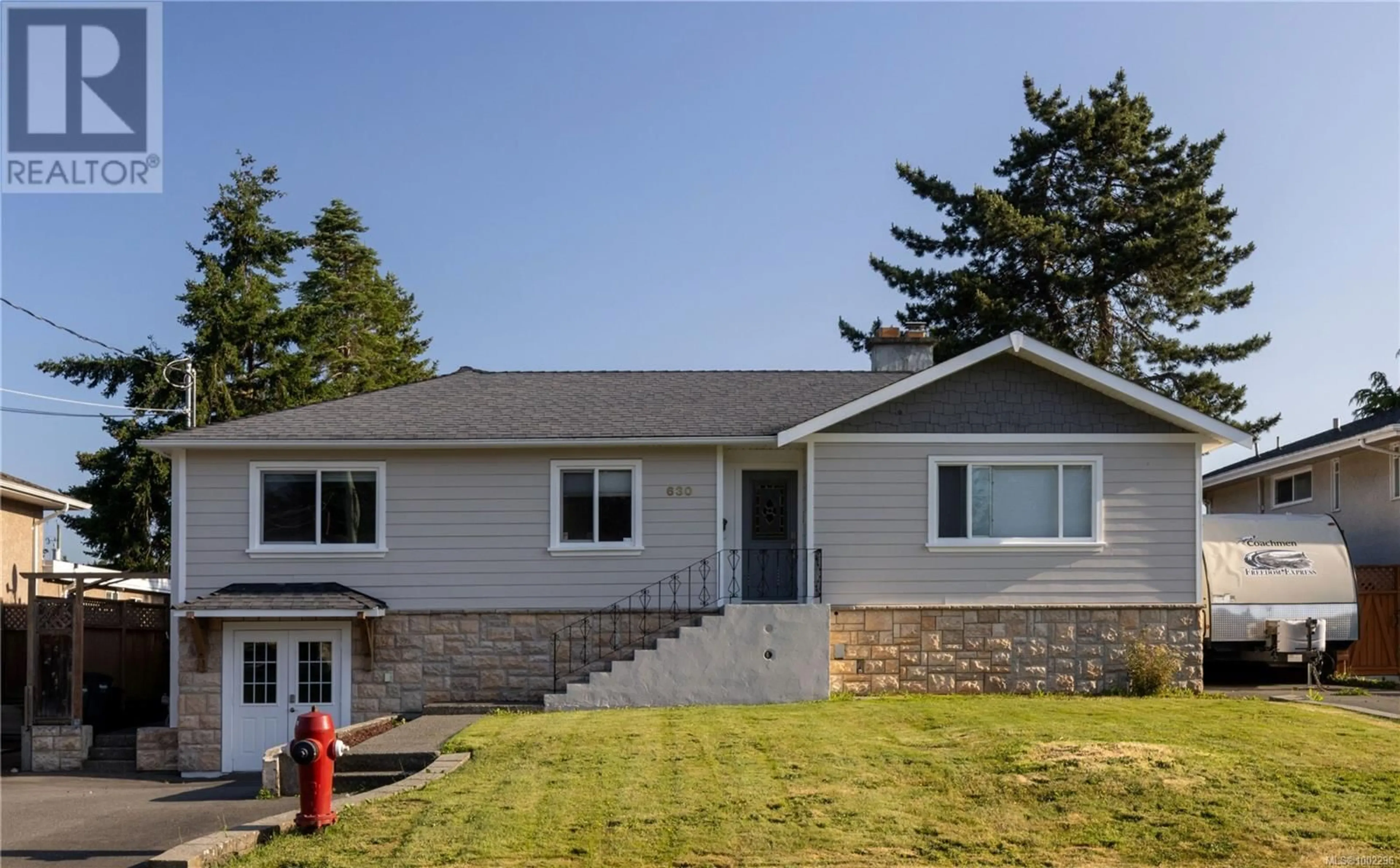 Home with vinyl exterior material, street for 630 BAXTER AVENUE, Saanich British Columbia V8Z2G9