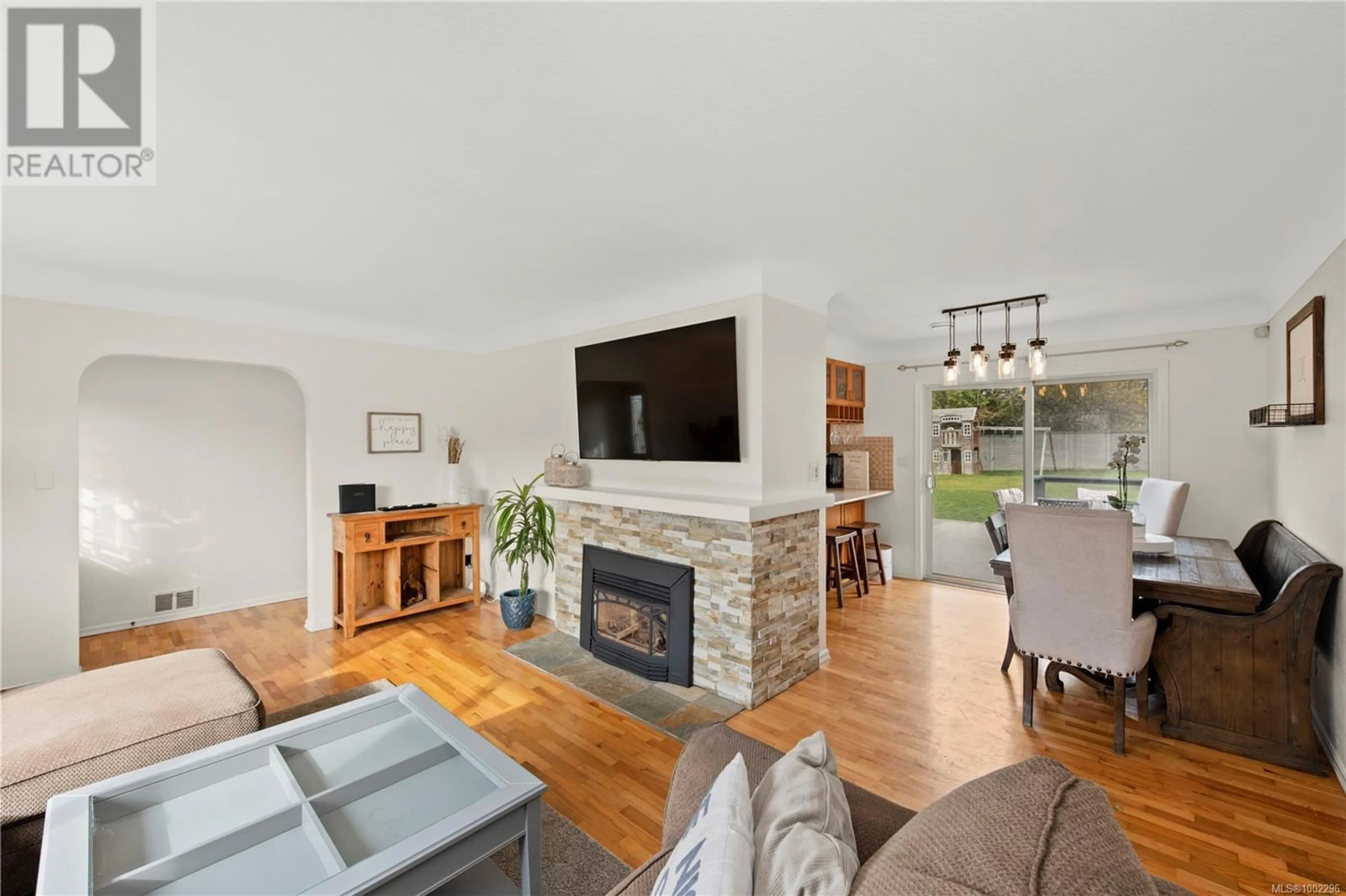 Living room with furniture, unknown for 630 BAXTER AVENUE, Saanich British Columbia V8Z2G9