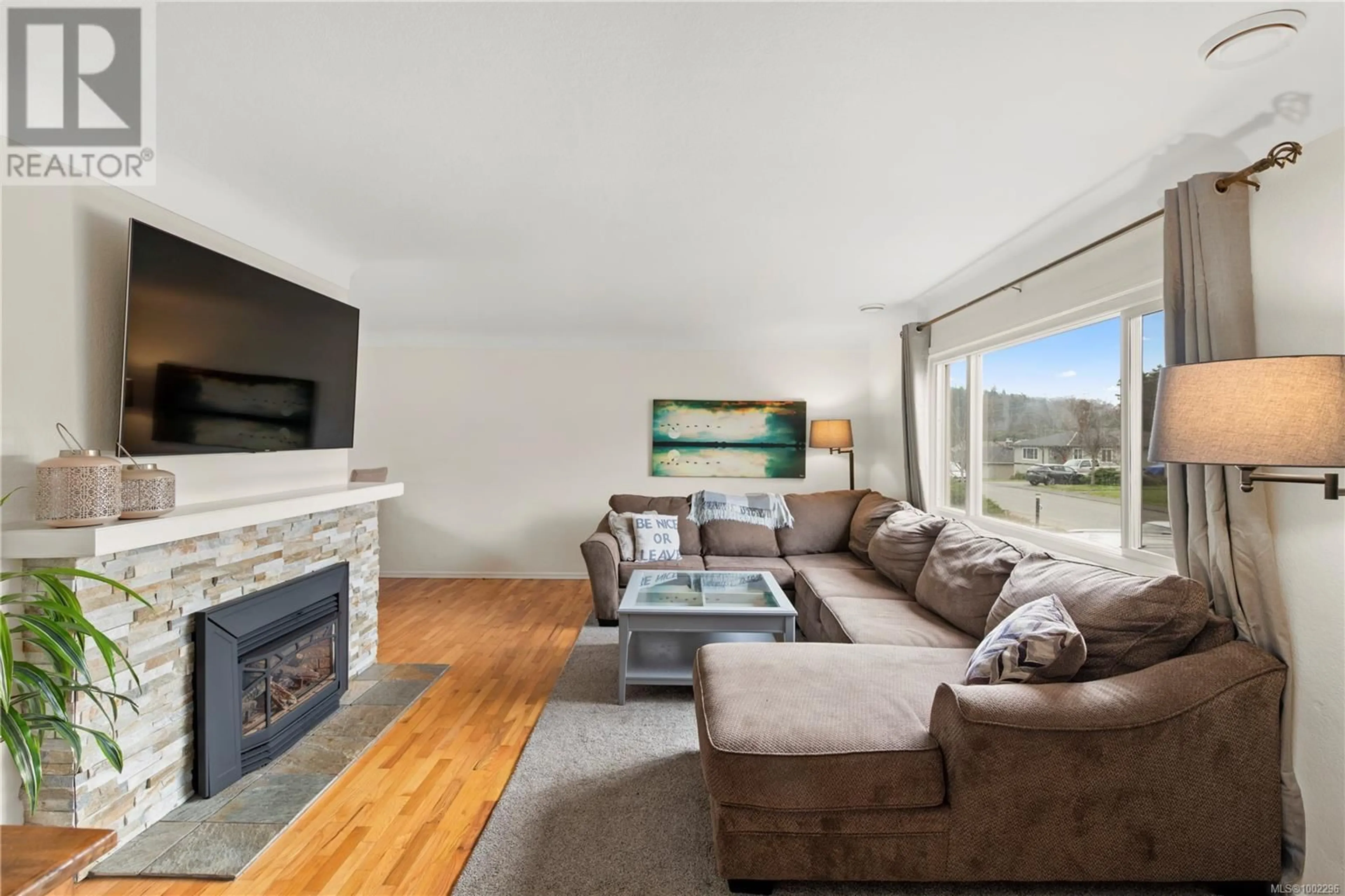 Living room with furniture, wood/laminate floor for 630 BAXTER AVENUE, Saanich British Columbia V8Z2G9