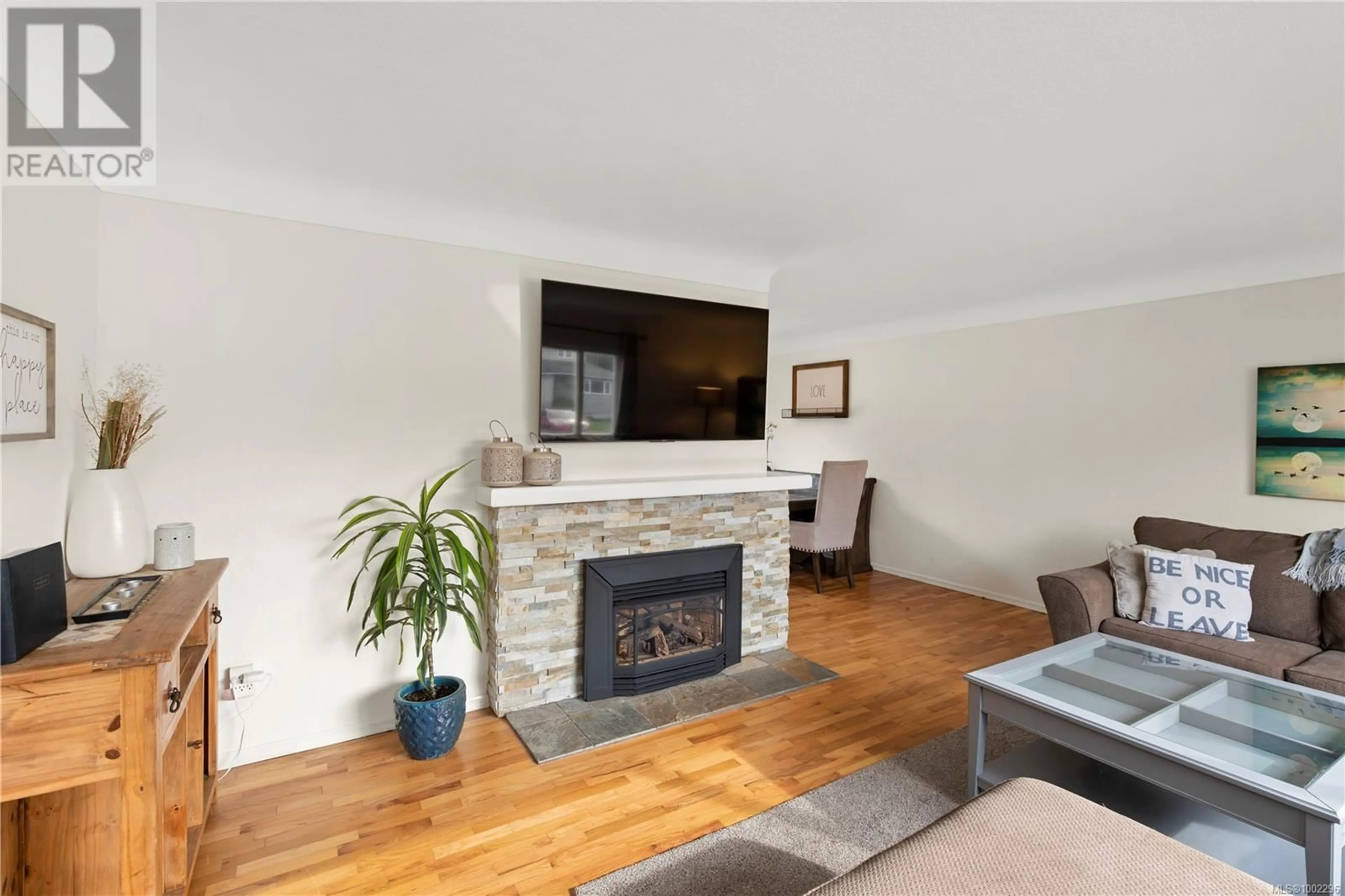 Living room with furniture, wood/laminate floor for 630 BAXTER AVENUE, Saanich British Columbia V8Z2G9