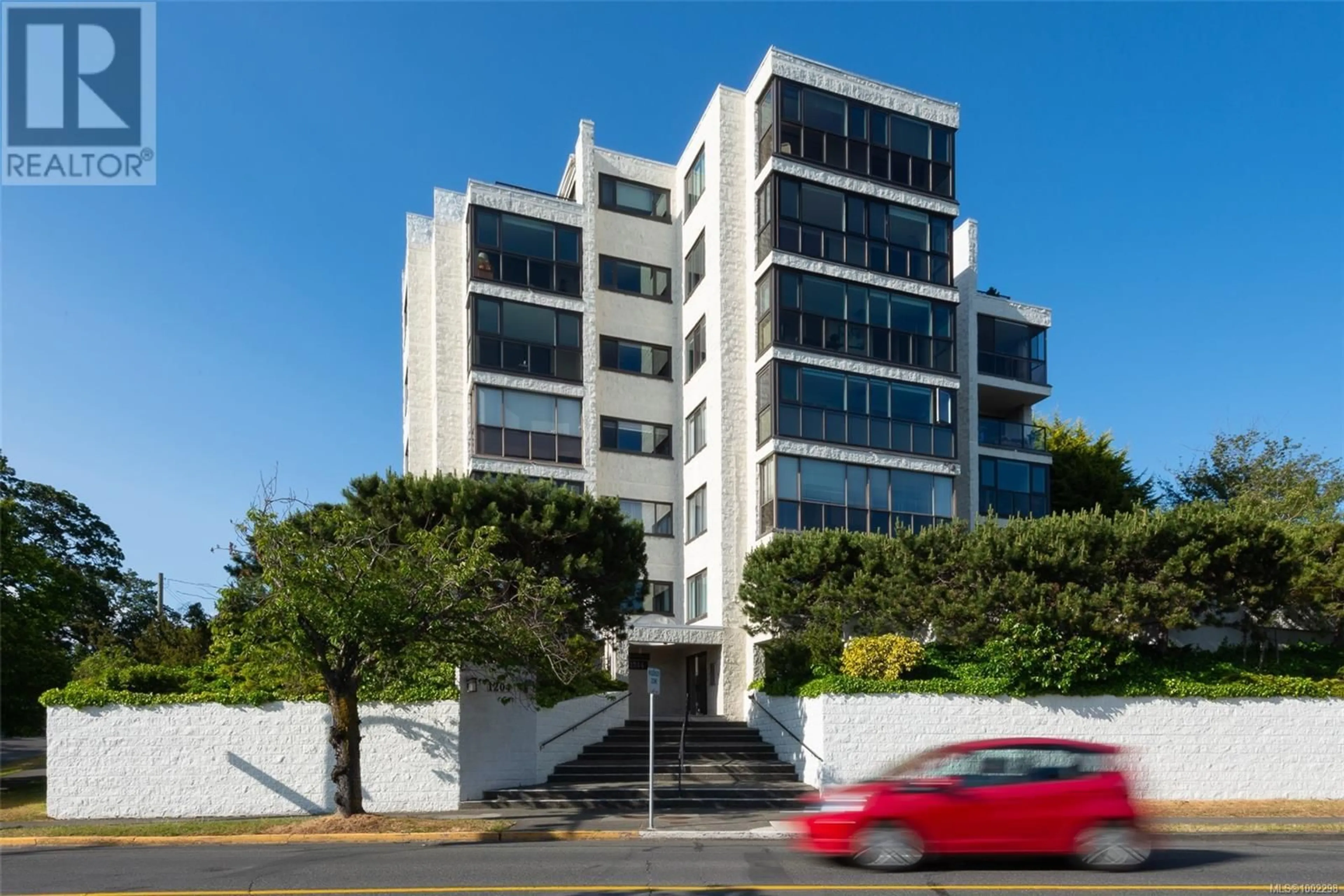 Indoor foyer for 503 - 1204 FAIRFIELD ROAD, Victoria British Columbia V8V3B2