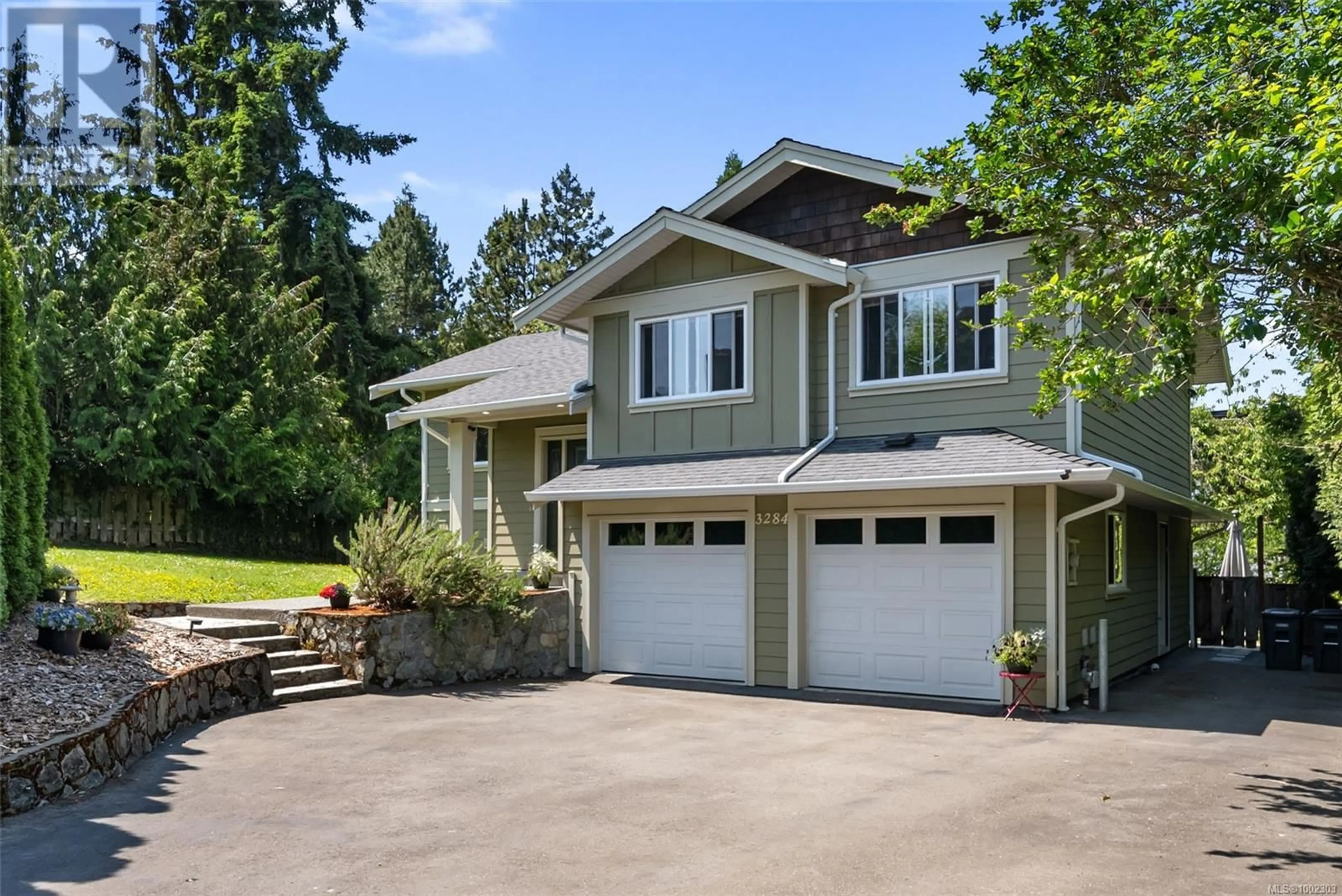 Home with vinyl exterior material, street for 3284 LINWOOD AVENUE, Saanich British Columbia V8X1E4