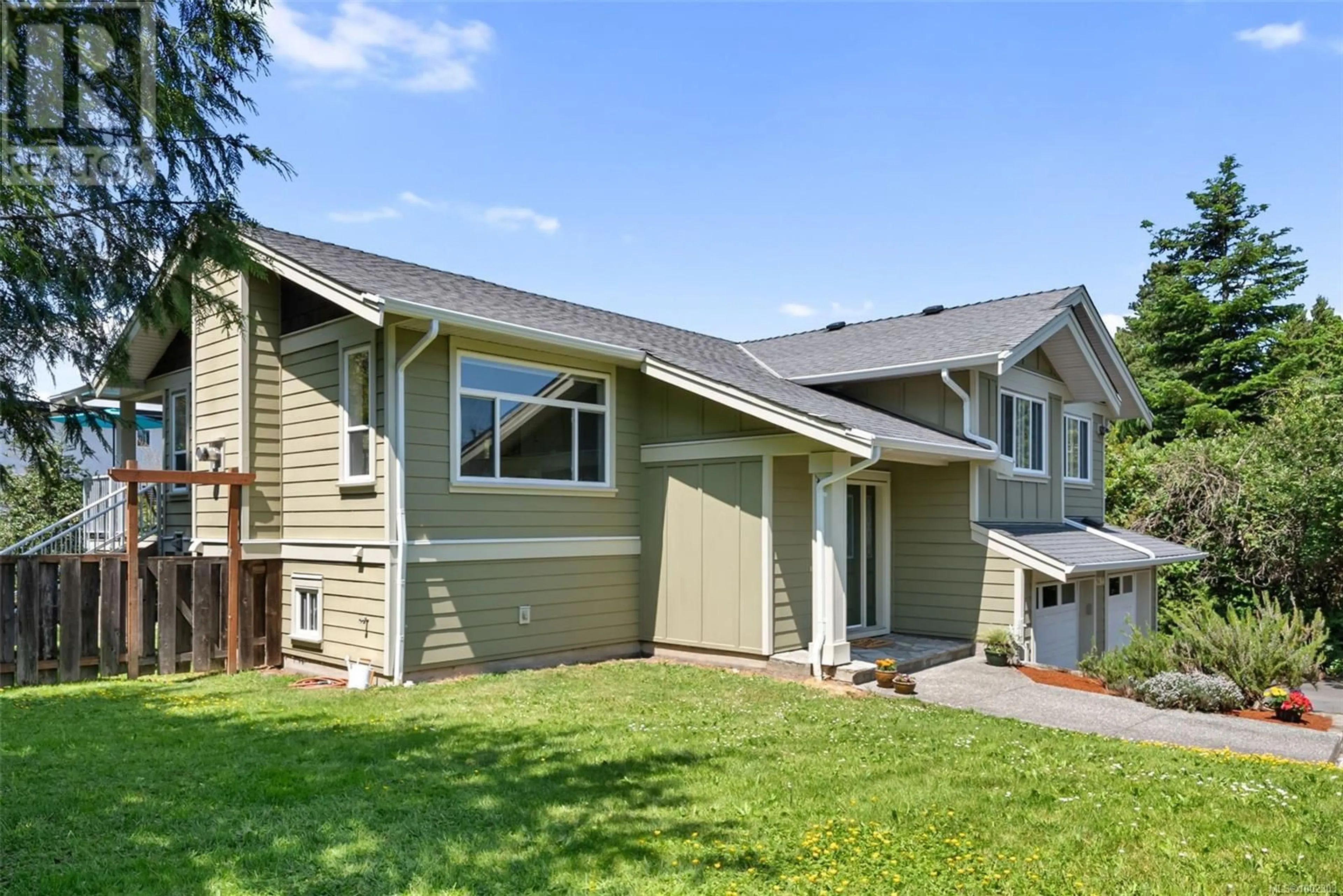 Home with vinyl exterior material, street for 3284 LINWOOD AVENUE, Saanich British Columbia V8X1E4