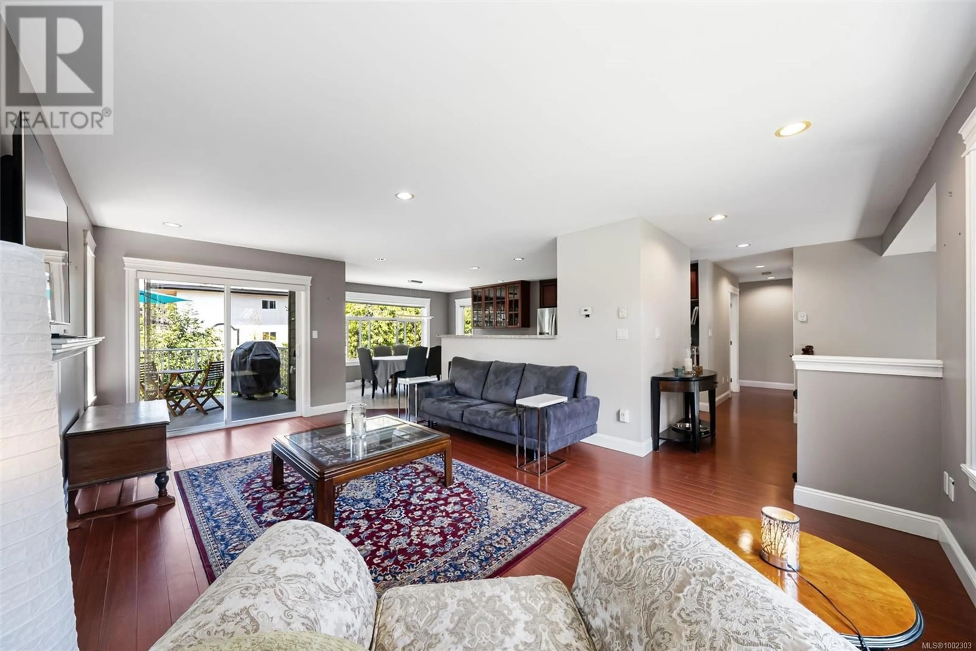Living room with furniture, unknown for 3284 LINWOOD AVENUE, Saanich British Columbia V8X1E4