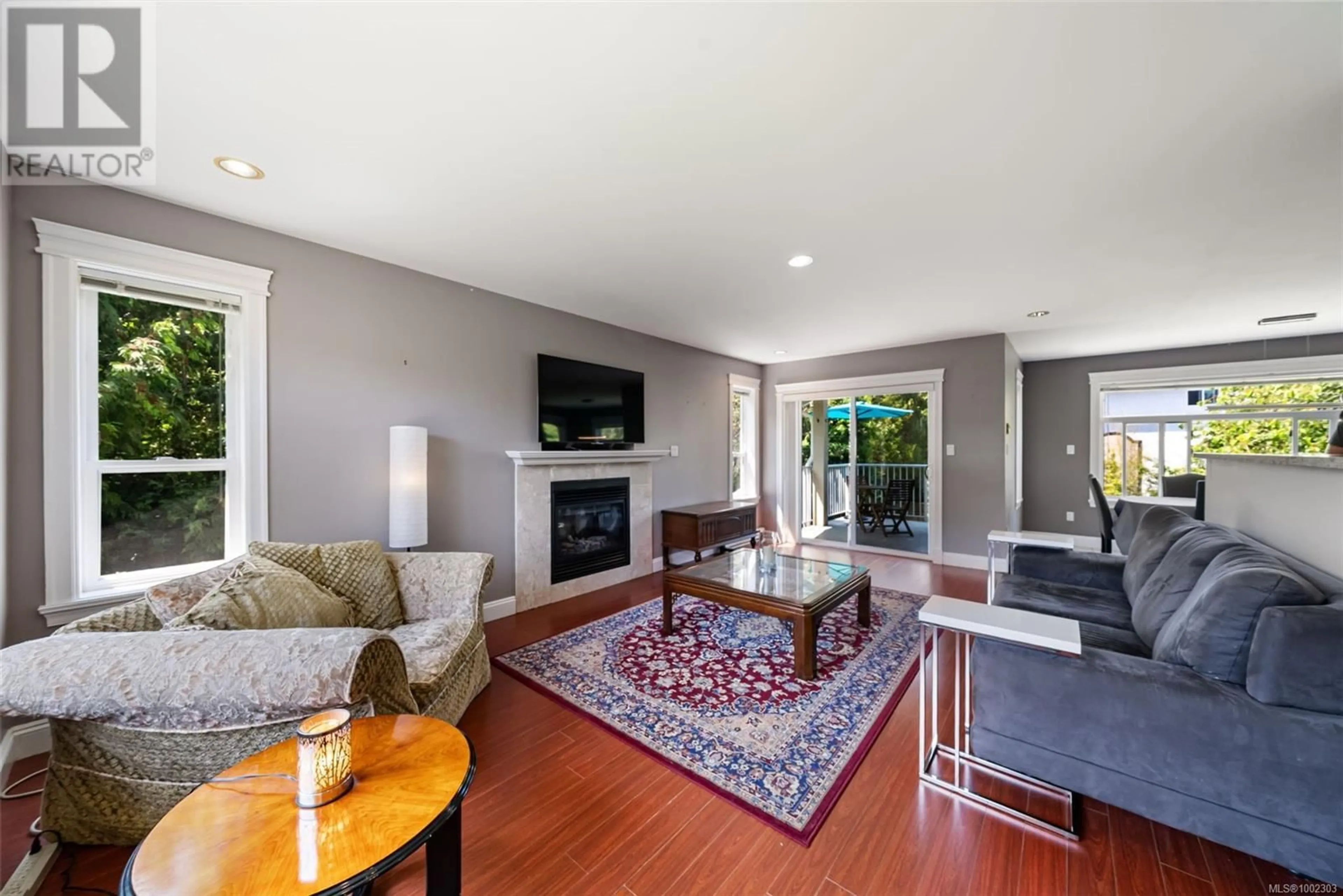 Living room with furniture, unknown for 3284 LINWOOD AVENUE, Saanich British Columbia V8X1E4