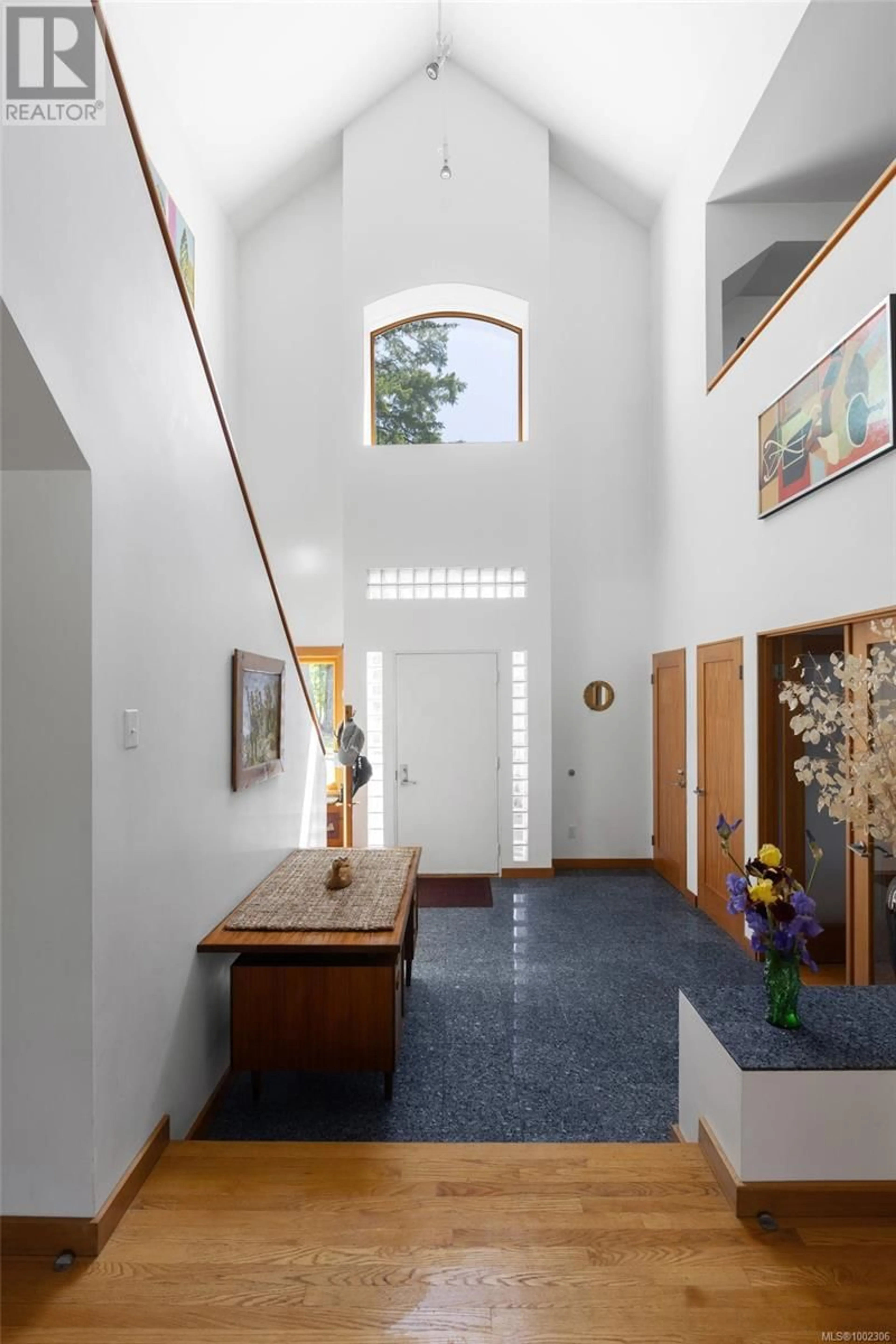 Indoor foyer for 1922 MEADOWBANK ROAD, Central Saanich British Columbia V8M1X9