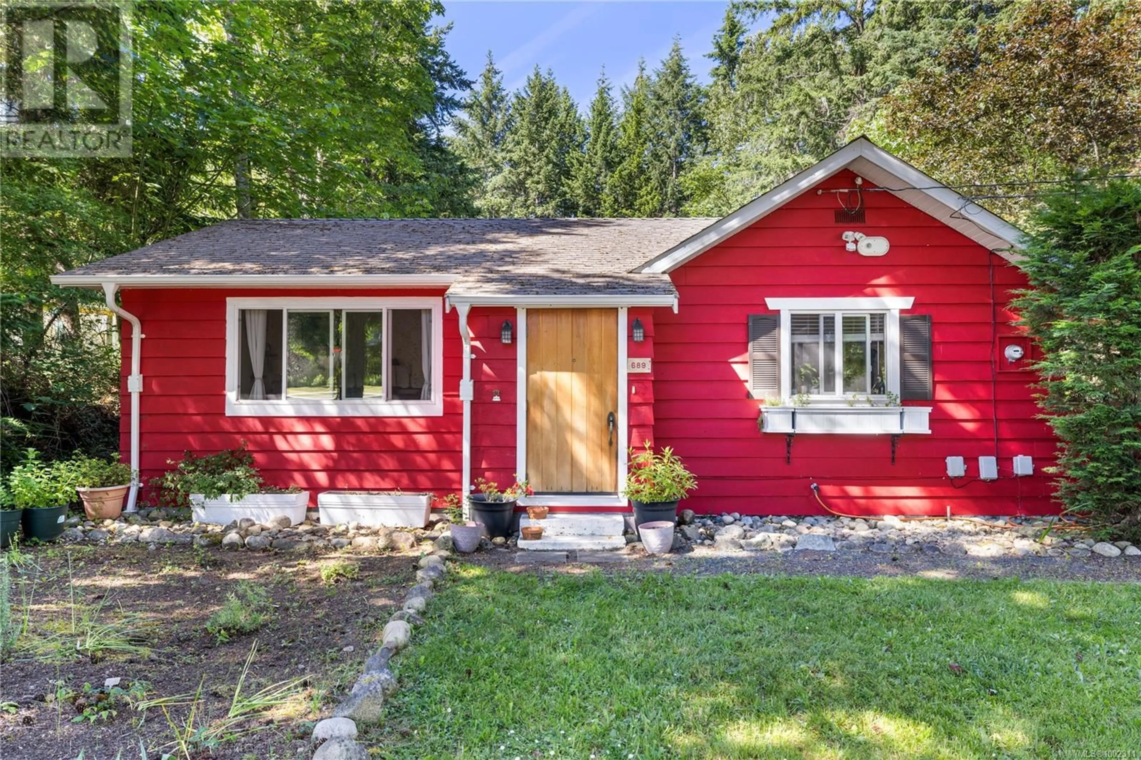 Home with vinyl exterior material, street for 689 PIONEER CRESCENT, Parksville British Columbia V9P1T6