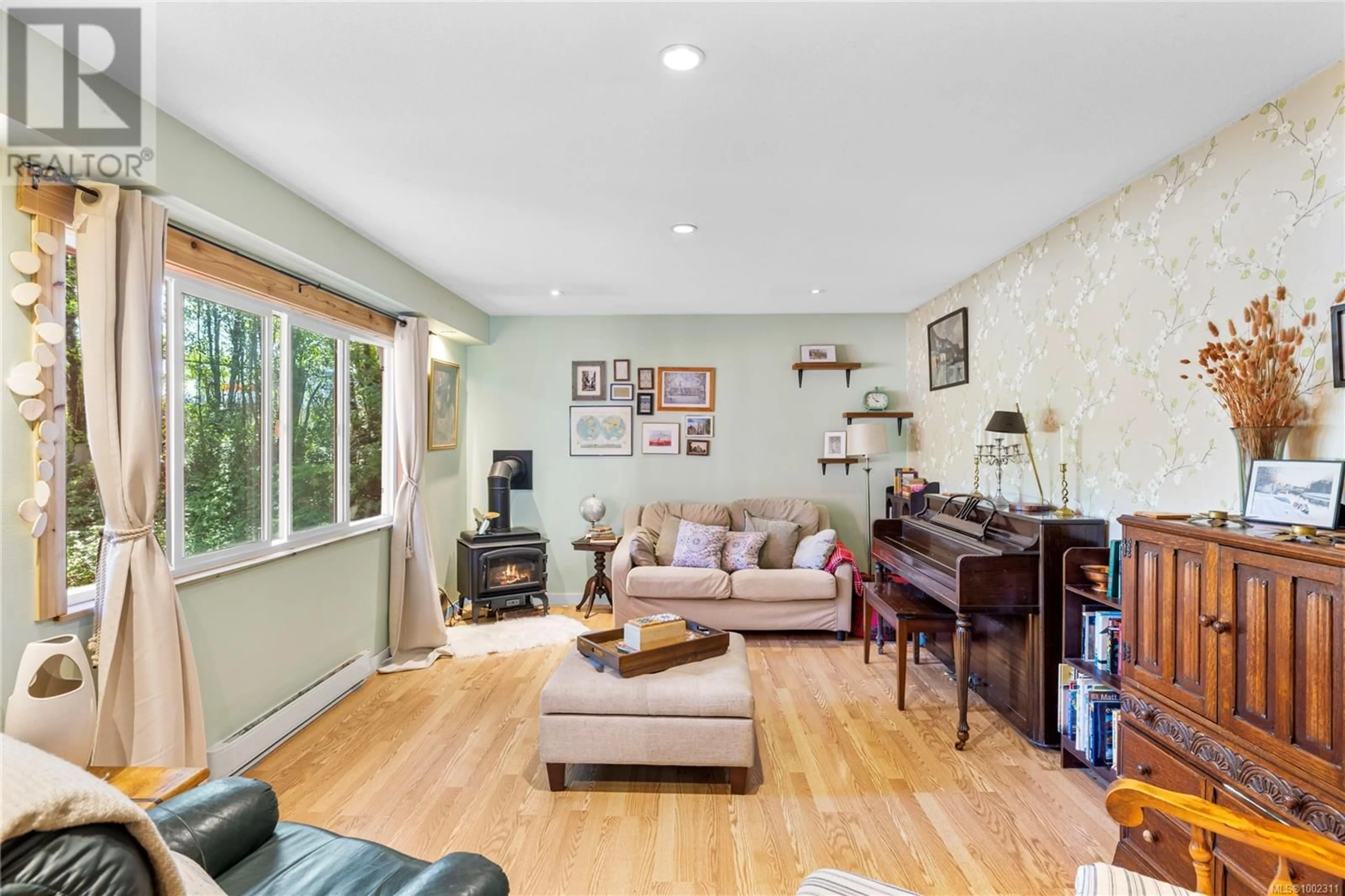 Living room with furniture, unknown for 689 PIONEER CRESCENT, Parksville British Columbia V9P1T6
