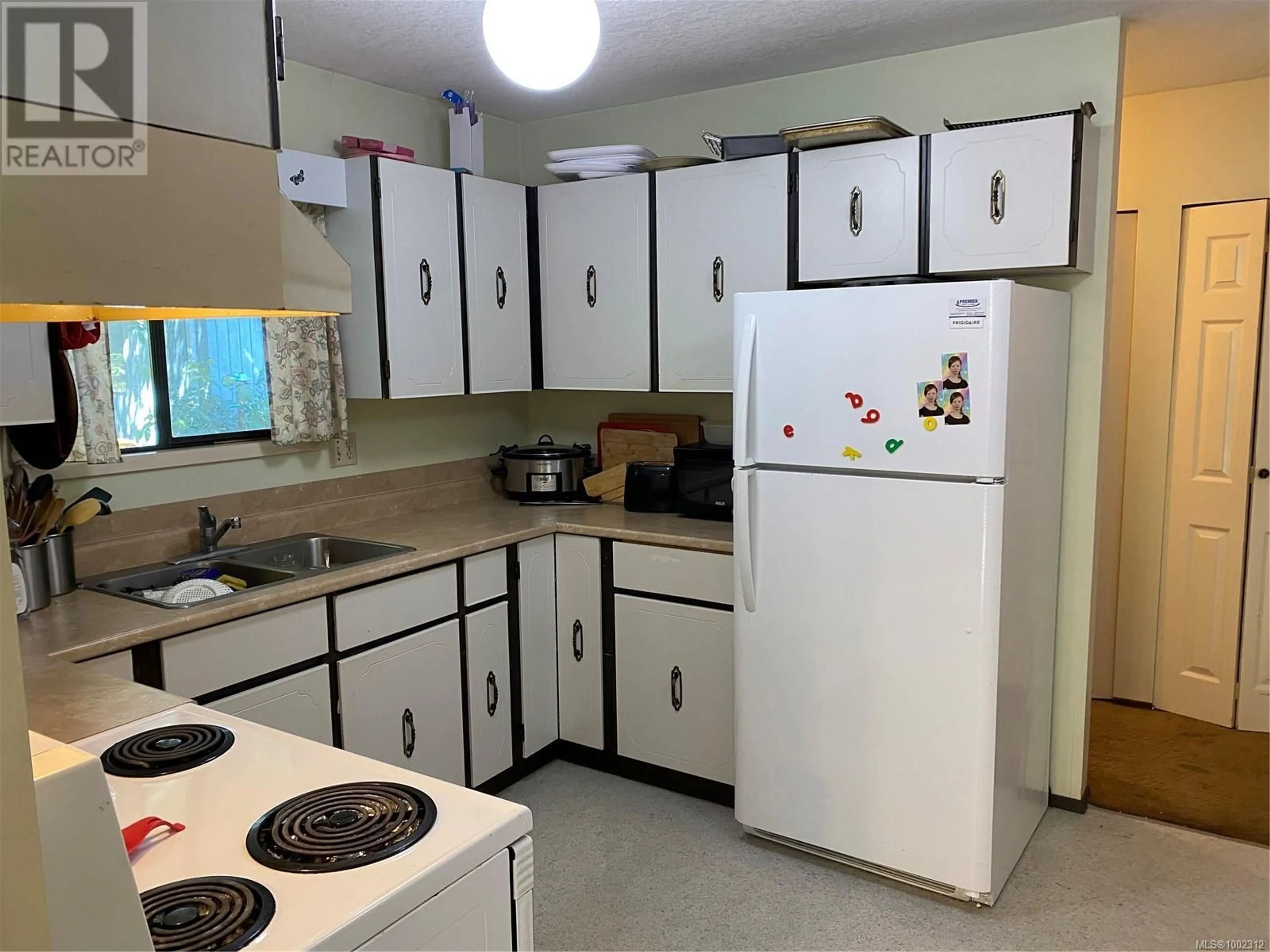 Standard kitchen, unknown for 203 CADBORO PLACE, Nanaimo British Columbia V9R6J3