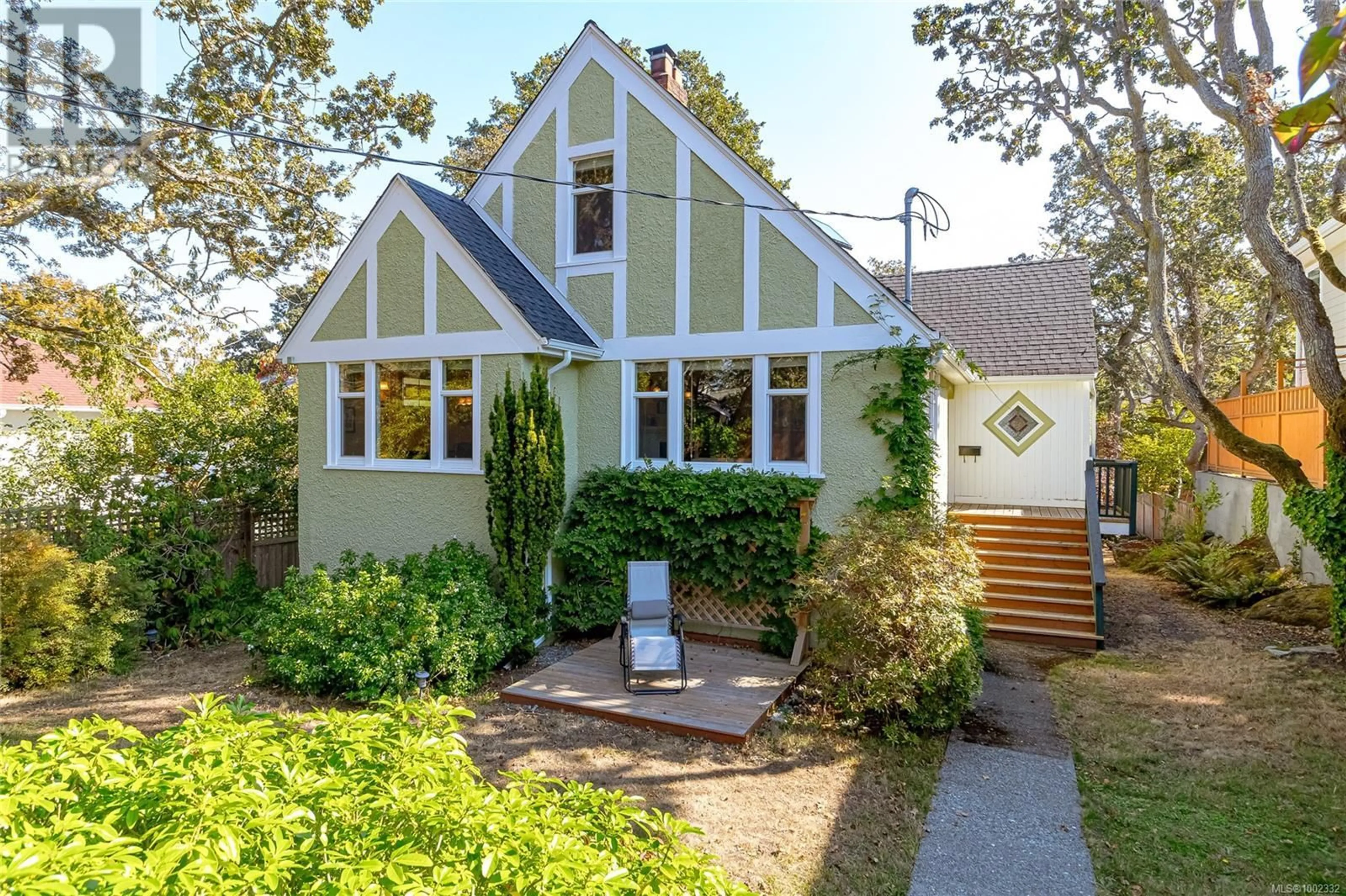 Home with vinyl exterior material, street for 1959 HAMPSHIRE ROAD, Oak Bay British Columbia V8R5T9