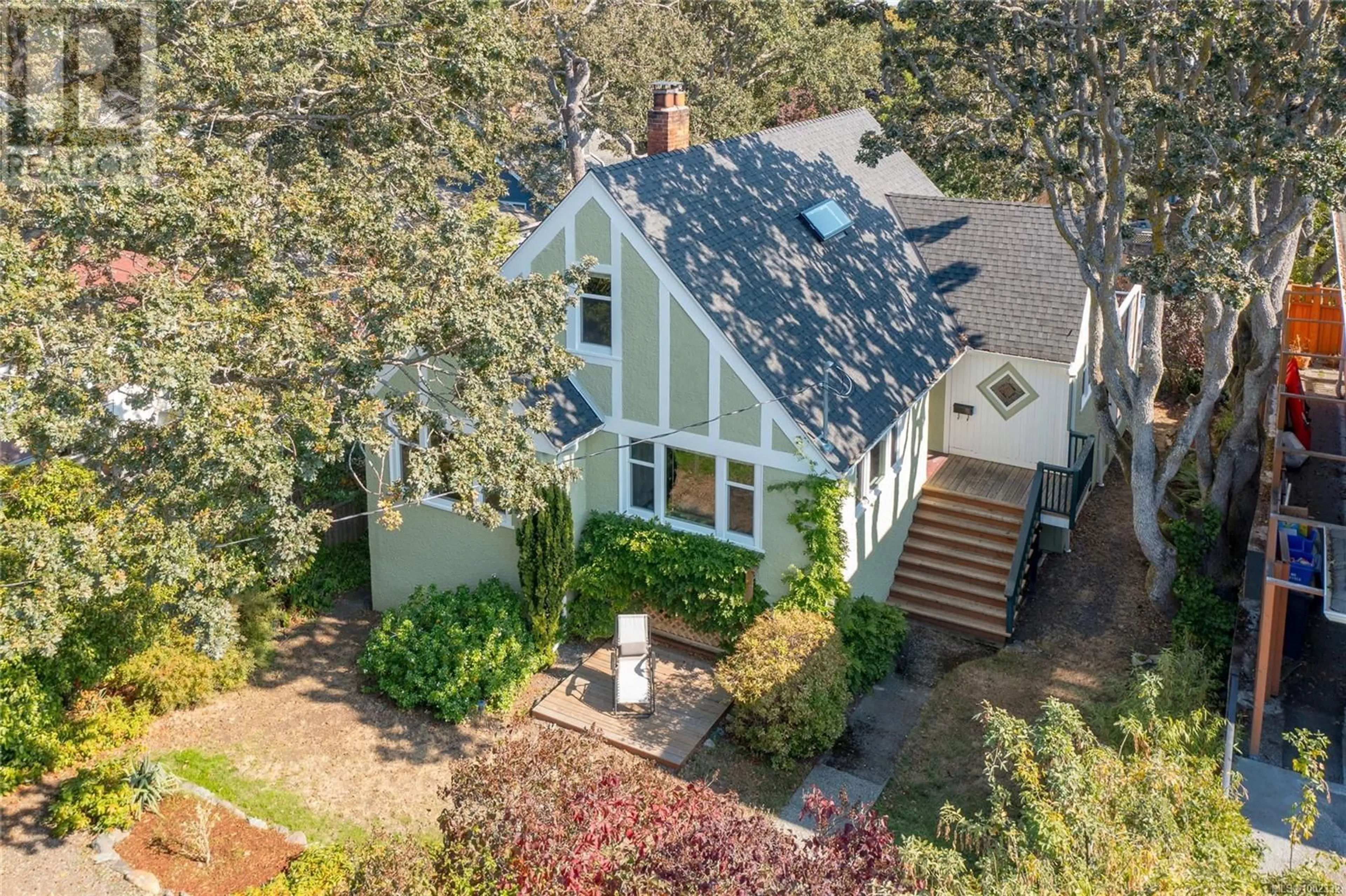 A pic from outside/outdoor area/front of a property/back of a property/a pic from drone, street for 1959 HAMPSHIRE ROAD, Oak Bay British Columbia V8R5T9