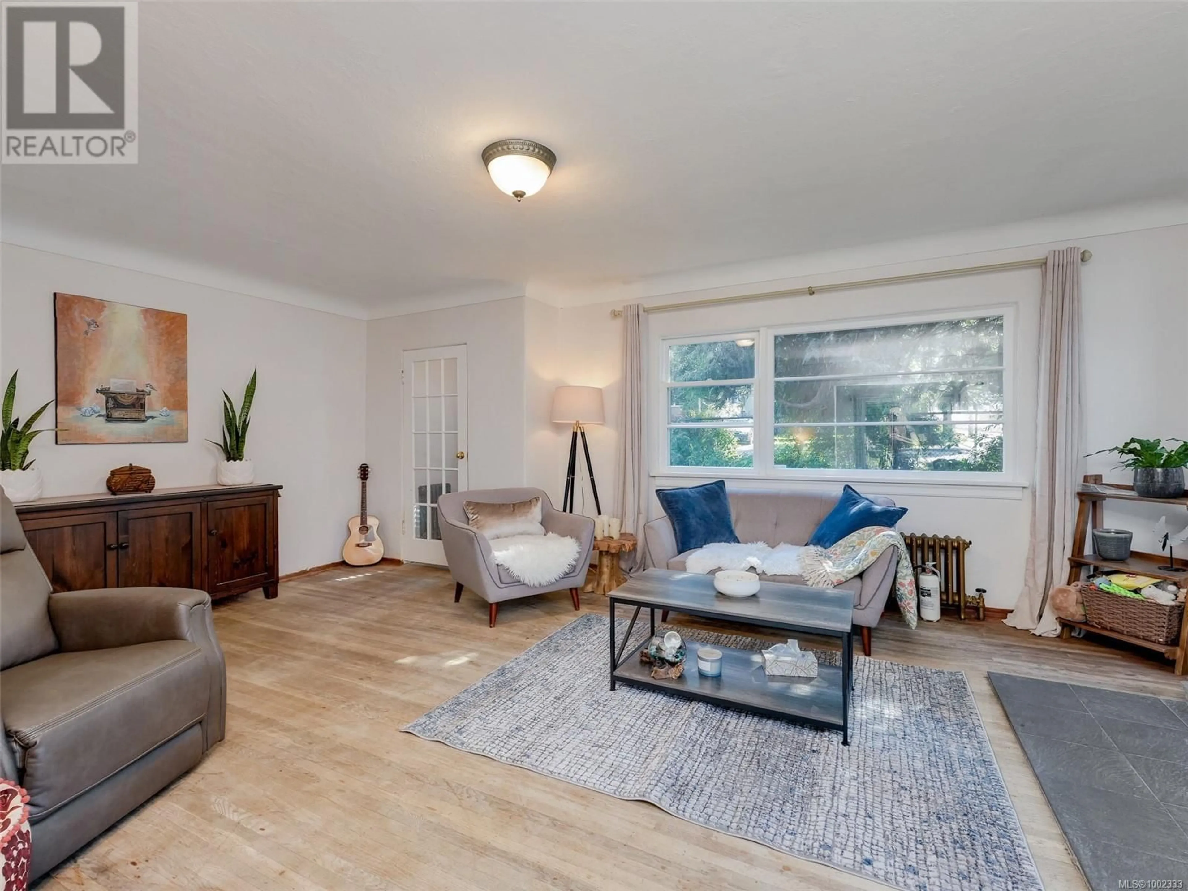 Living room with furniture, wood/laminate floor for 3102 YEW STREET, Victoria British Columbia V8X1M8