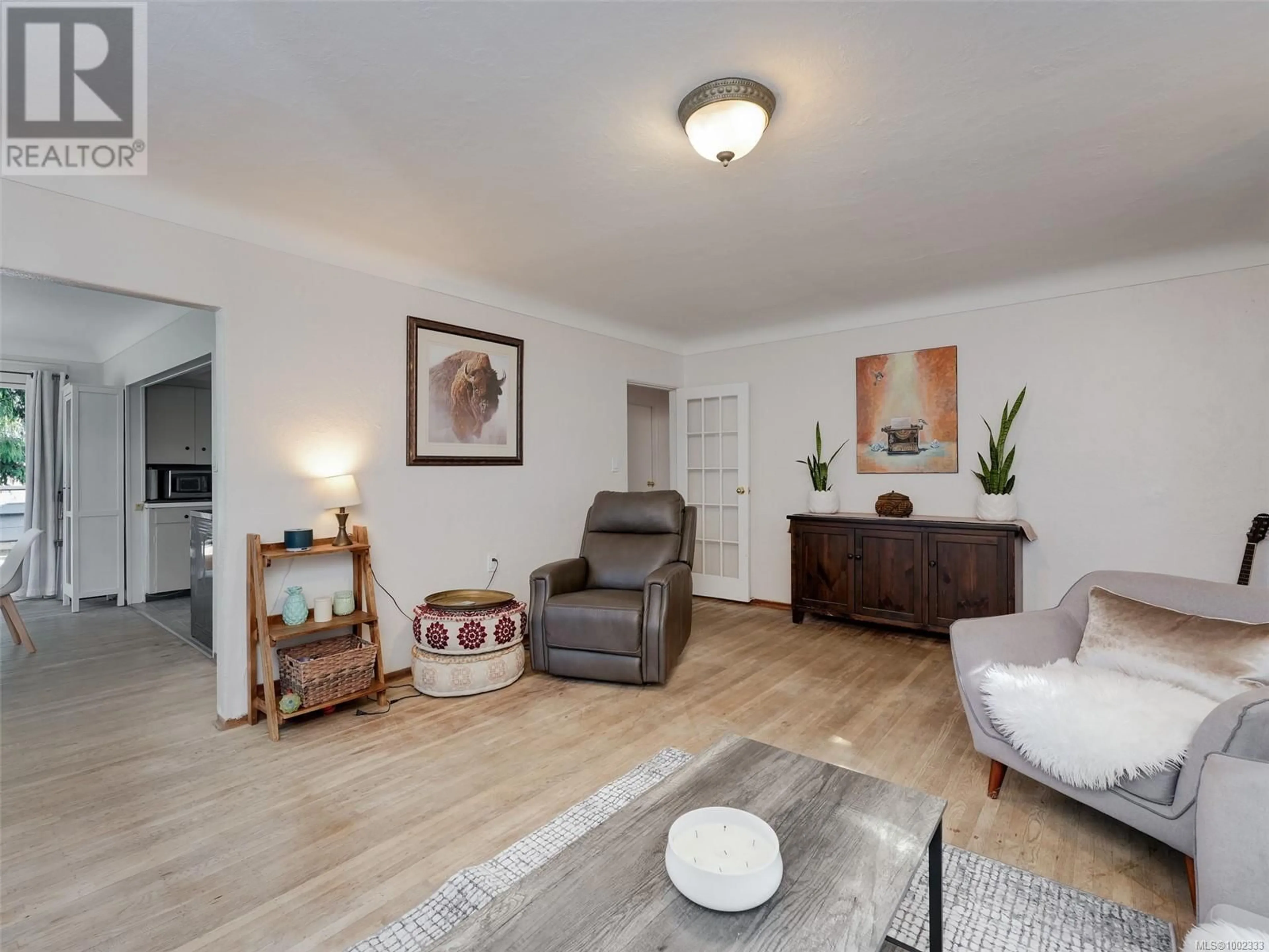 Living room with furniture, wood/laminate floor for 3102 YEW STREET, Victoria British Columbia V8X1M8