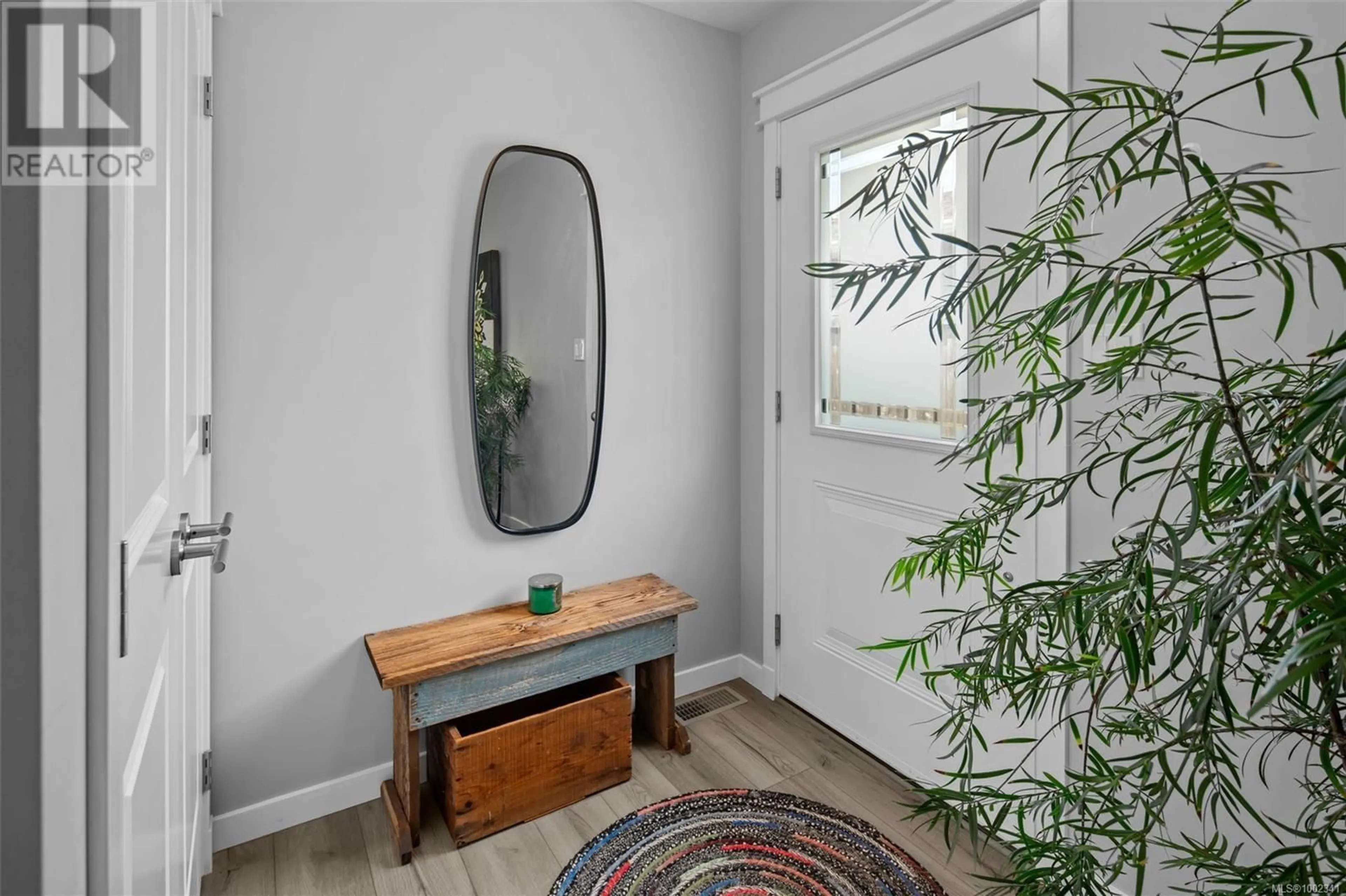 Indoor entryway for 48 - 7586 TETAYUT ROAD, Central Saanich British Columbia V8M0B4