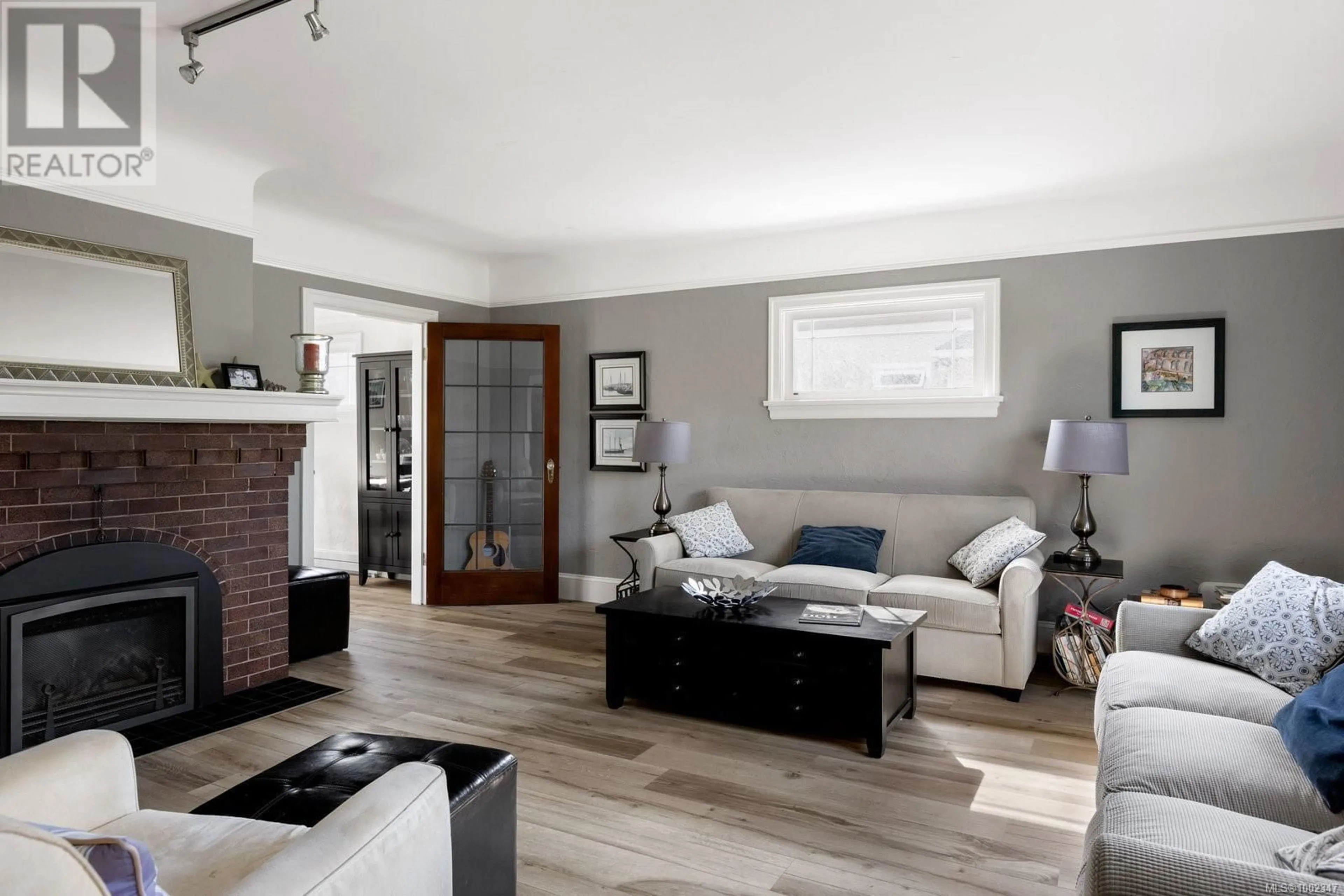 Living room with furniture, wood/laminate floor for 2535 DALHOUSIE STREET, Oak Bay British Columbia V8R2H8