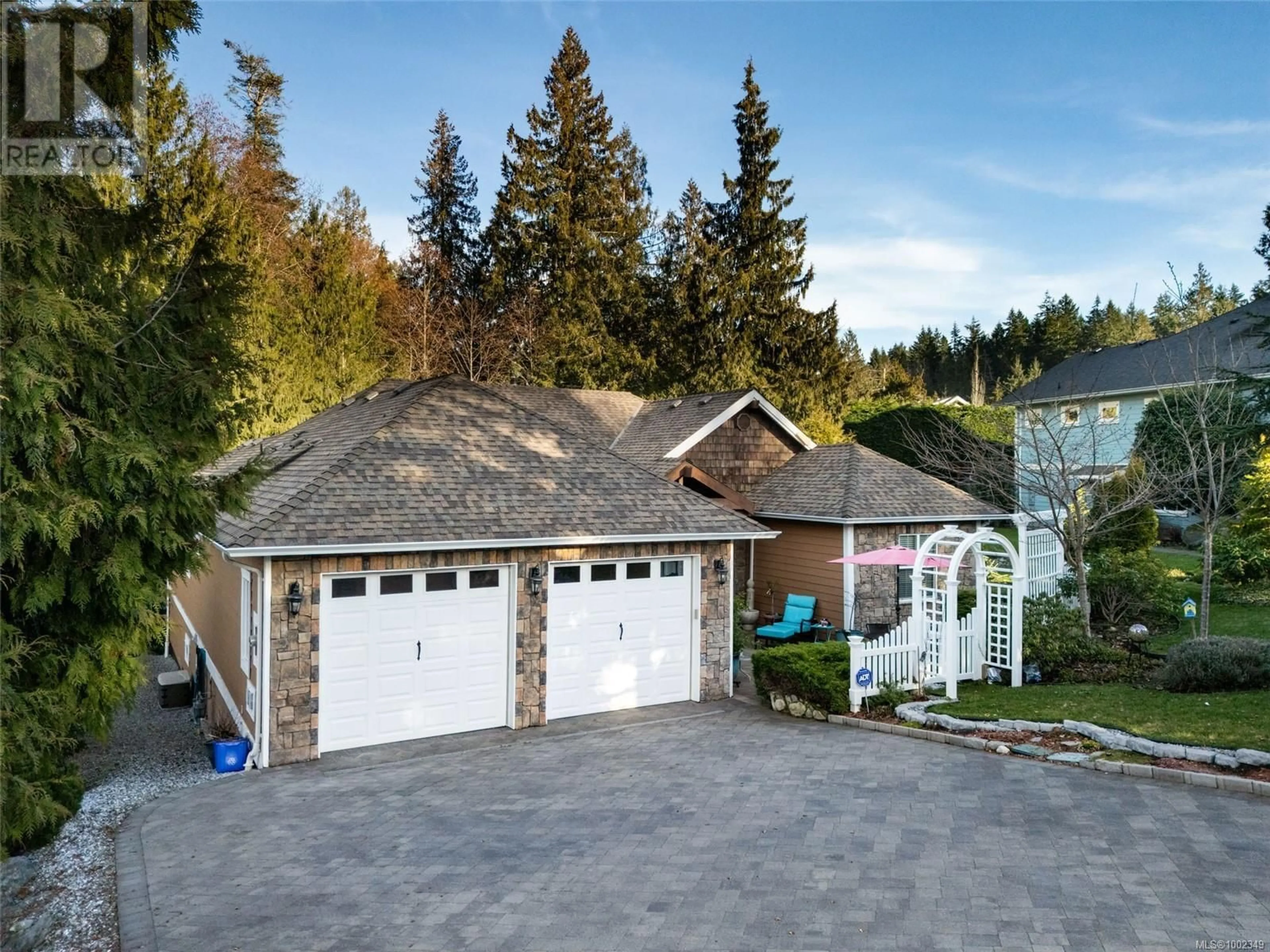 A pic from outside/outdoor area/front of a property/back of a property/a pic from drone, unknown for 2510 KINNOULL CRESCENT, Mill Bay British Columbia V8H1H3