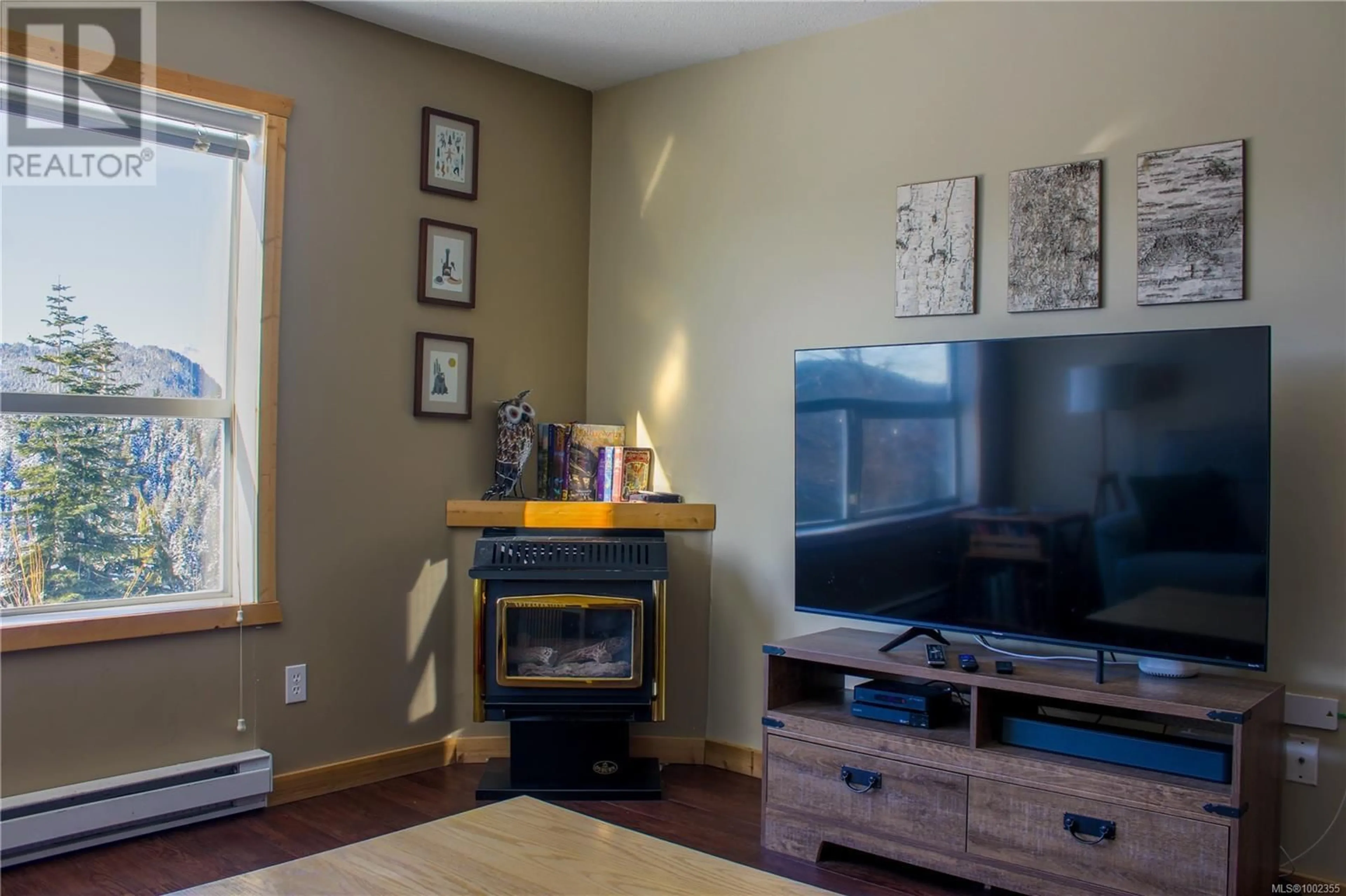 Living room with furniture, wood/laminate floor for 106 - 1105 HENRY ROAD, Courtenay British Columbia V9J1L0