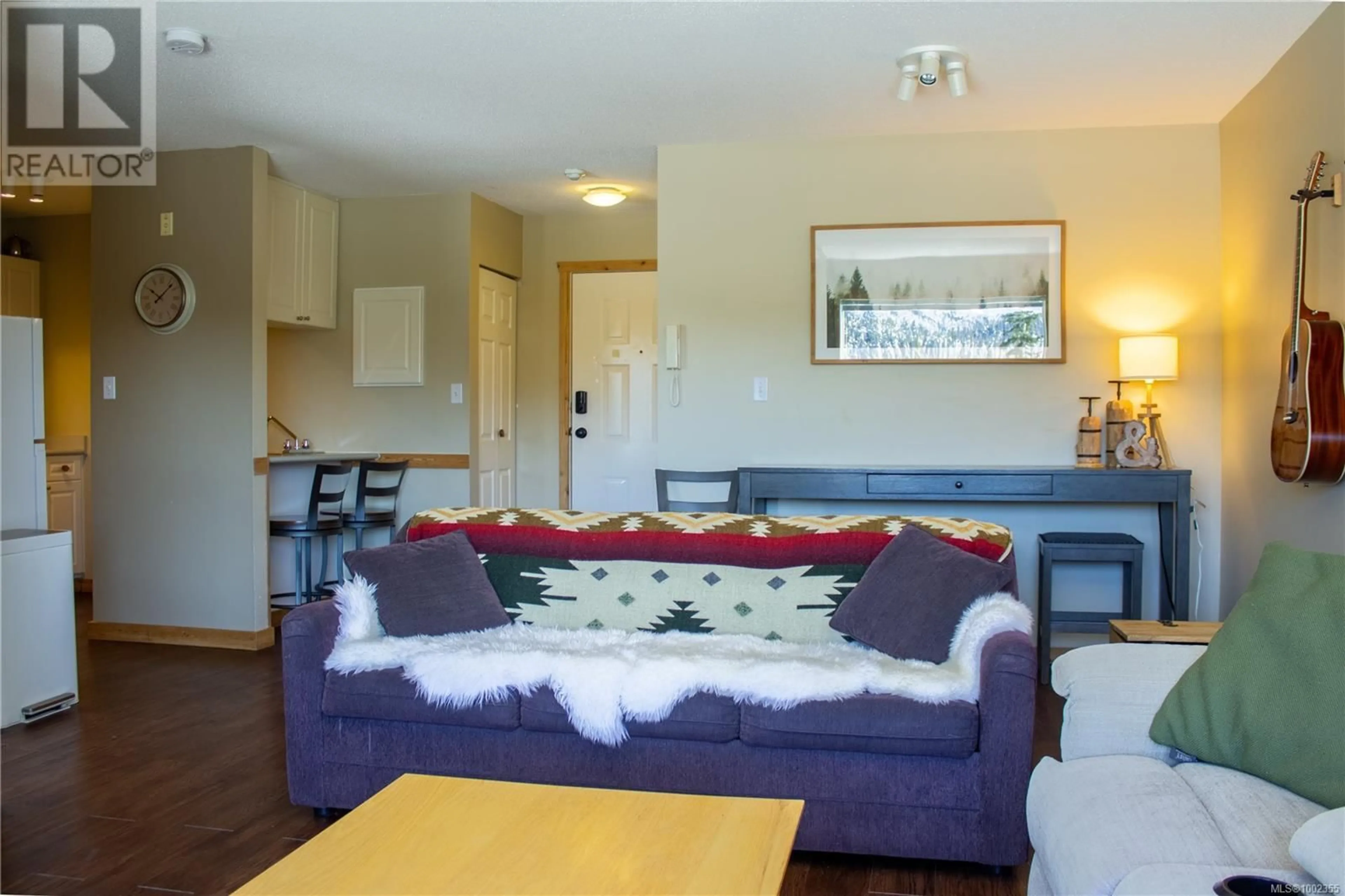 Living room with furniture, wood/laminate floor for 106 - 1105 HENRY ROAD, Courtenay British Columbia V9J1L0